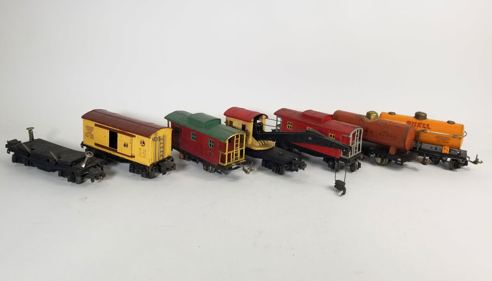 Assorted Vintage Lionel Model Railroad Cars (1 of 6)