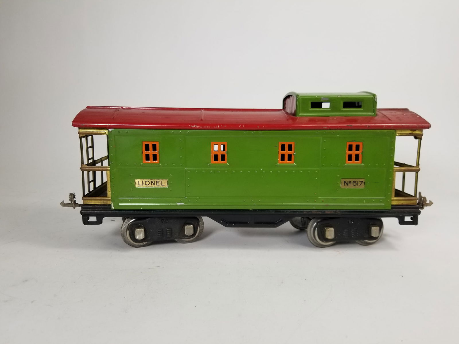 Lionel 517 Caboose, Pea Green with Red Roof (1 of 6)