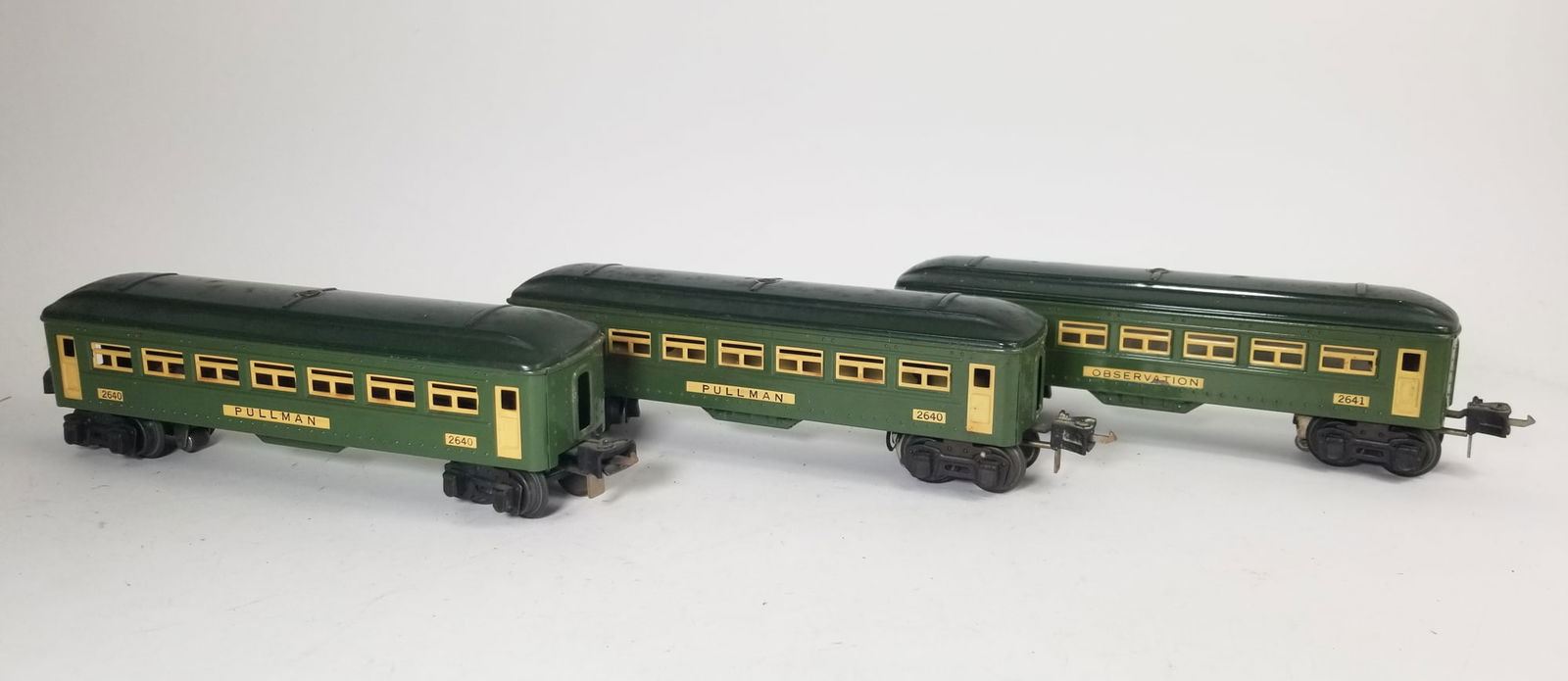 Set of Three Vintage Lionel Passenger Cars (1 of 8)