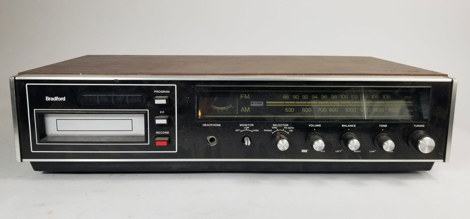 Bradford 8 Track Player Stereo Am/Fm Stereo Receiver Model 90647: Bradford 8 Track Player Stereo Am/Fm Stereo Receiver Model 90647 Size 5" x 18" x 9" Literature Brooks Auction – Online Auction Terms & Conditions ———————