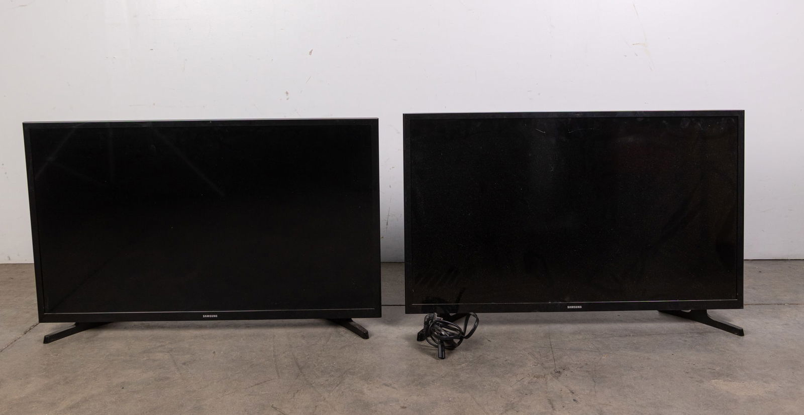 Two Flat Screen Televisions: Two Flat Screen Televisions Size 29" Literature Brooks Auction – Online Auction Terms & Conditions —————————————R