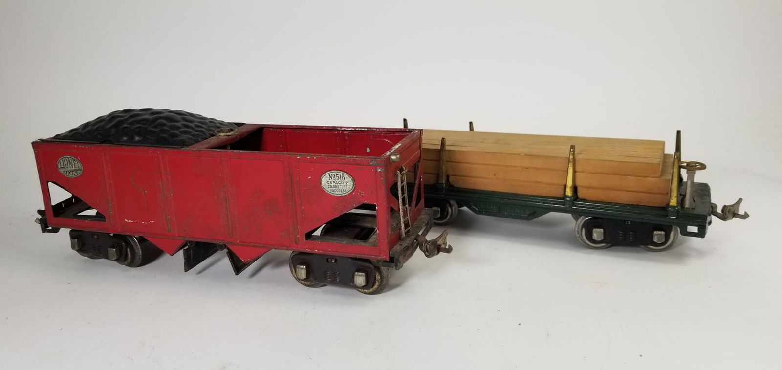 Lionel No. 516 Hopper and No. 511 Flat Lumber Car (1 of 6)