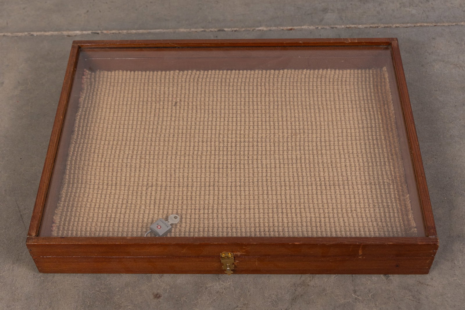 Vintage Tabletop Display Case with Lock and Key: Vintage Tabletop Display Case with Lock and Key Size 15" x 20" x 3" Literature Brooks Auction is not responsible for outbids. Questions? Call the office at (856) 694-2960 or email us directly at inf