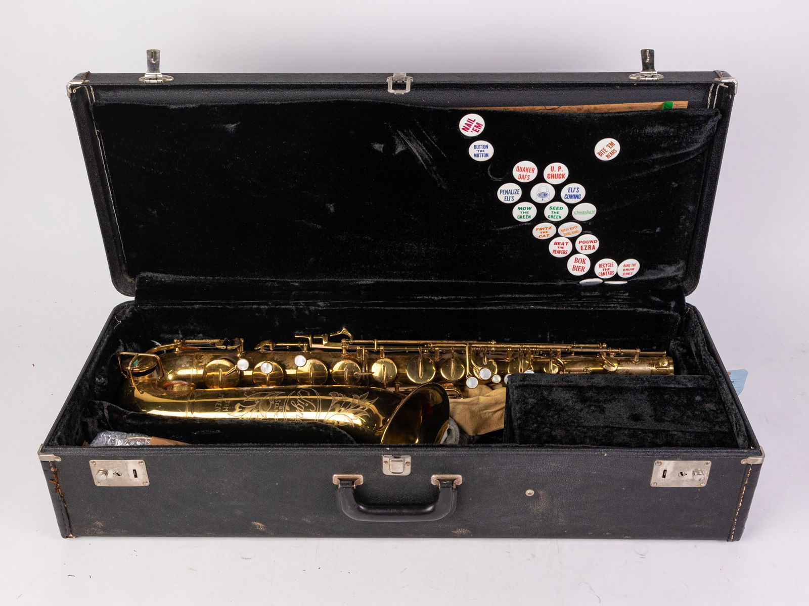 Selmer Signet Alto Saxophone: Selmer Signet Alto Saxophone, Vintage alto sax with gorgeous floral etching and mother of pearl buttons. Normal cosmetic wear from use. Tag from consignor claims the instrument is in playable conditio