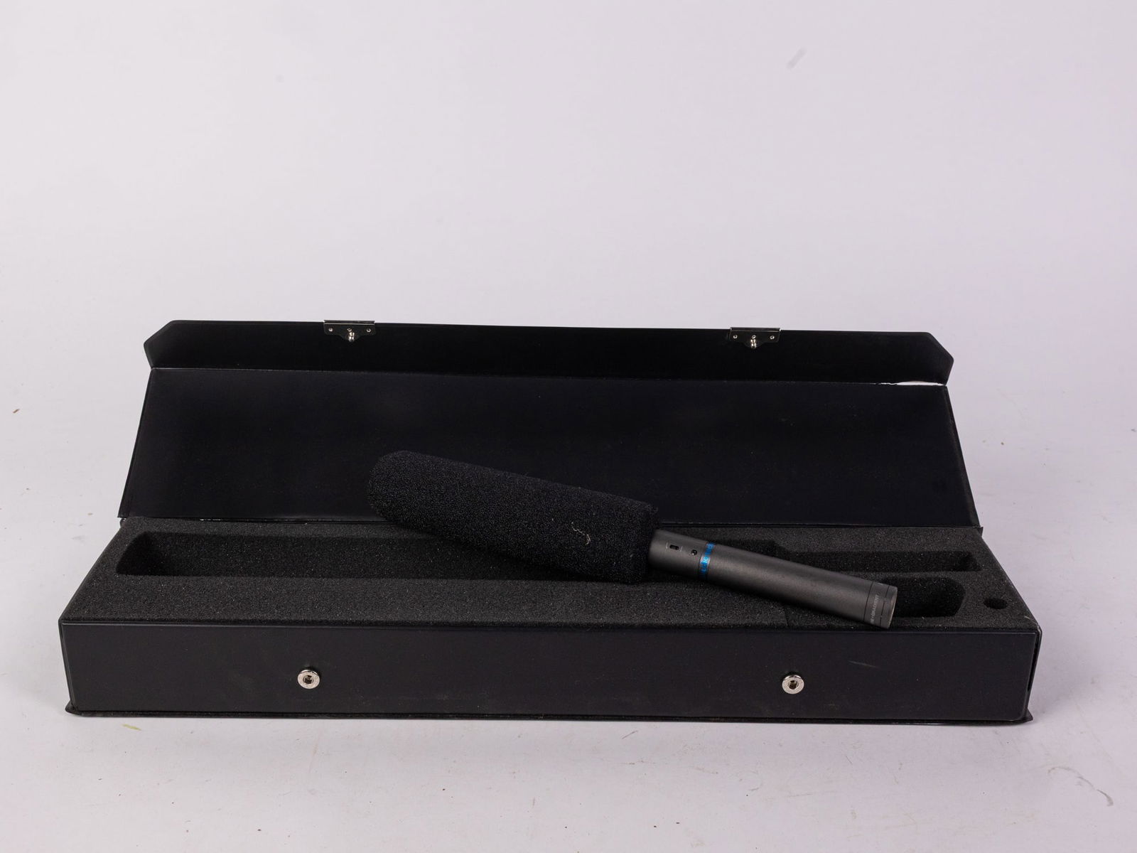 Audio Technica AT897 Line/Gradient Shotgun Condenser Microphone: Audio Technica AT897 Line/Gradient Shotgun Condenser Microphone, in case. untested. Size 11" Literature Brooks Auction – Online Auction Terms & Conditions —————R