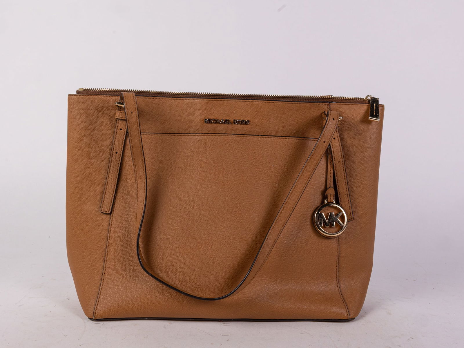 Michael Kors Voyager East West Top Zip Tote: Michael Kors Voyager East West Top Zip Tote Size 16" x 11" x 4" Literature Brooks Auction – Online Auction Terms & Conditions —————————̵