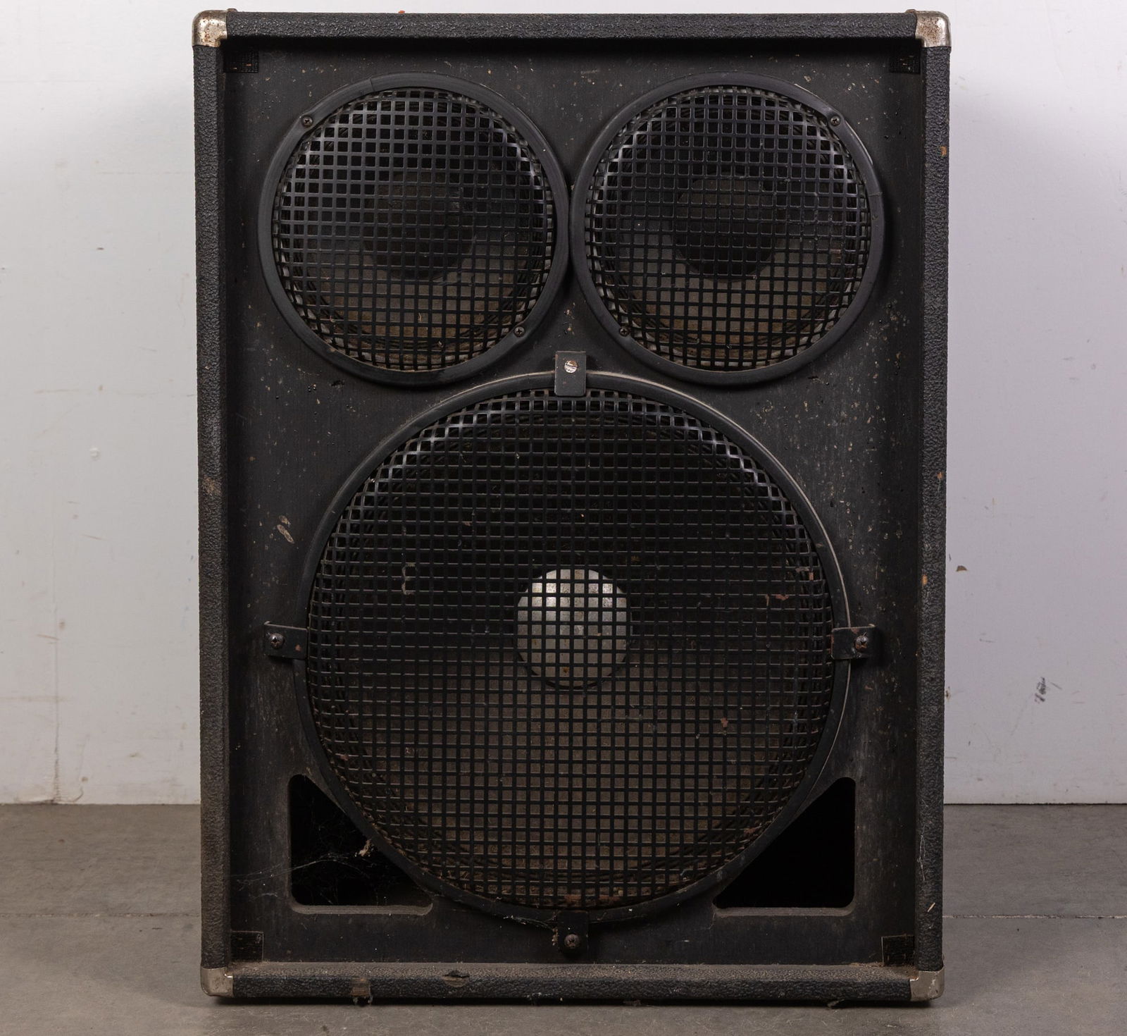 Unmarked Bass Cabinet Speaker Amplifier: Unmarked Bass Cabinet Speaker Amplifier, untested Size 32" x 25" x 18" Literature Brooks Auction – Online Auction Terms & Conditions ————————̵