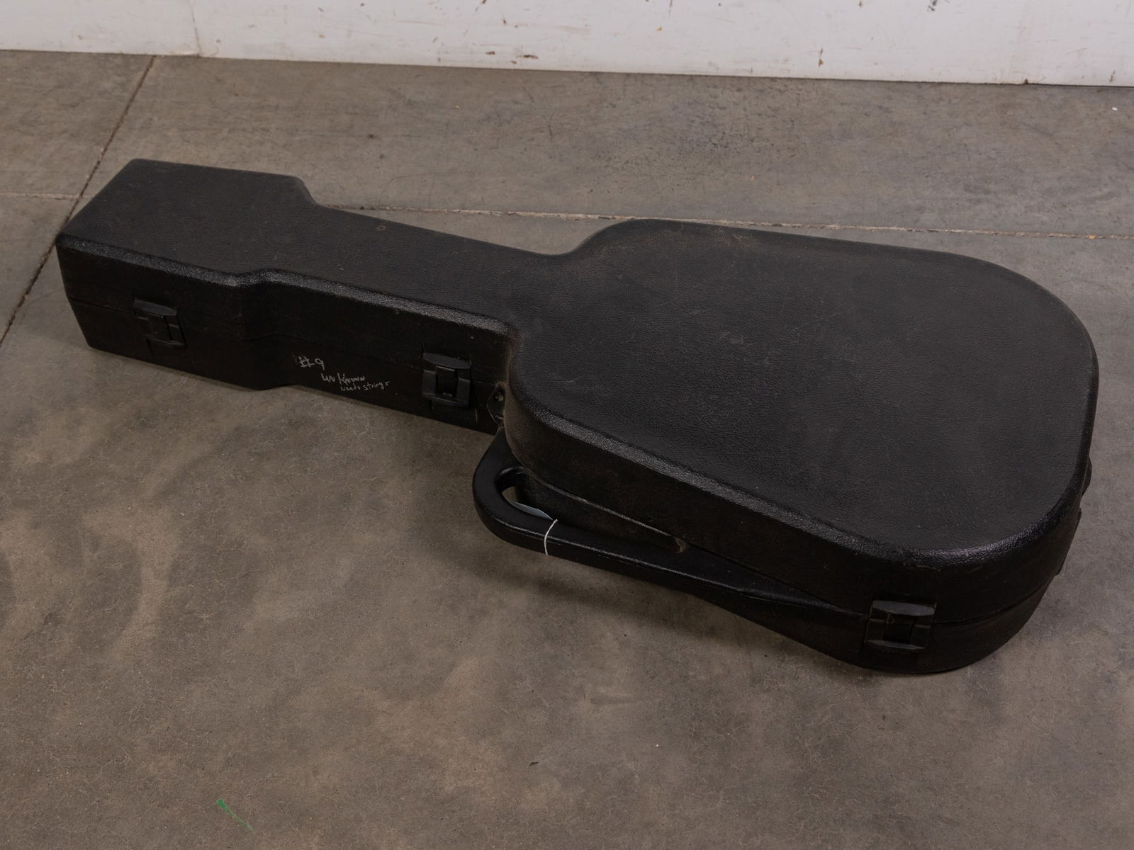 Chainsaw Style Hard Shell Guitar Case (1 of 2)