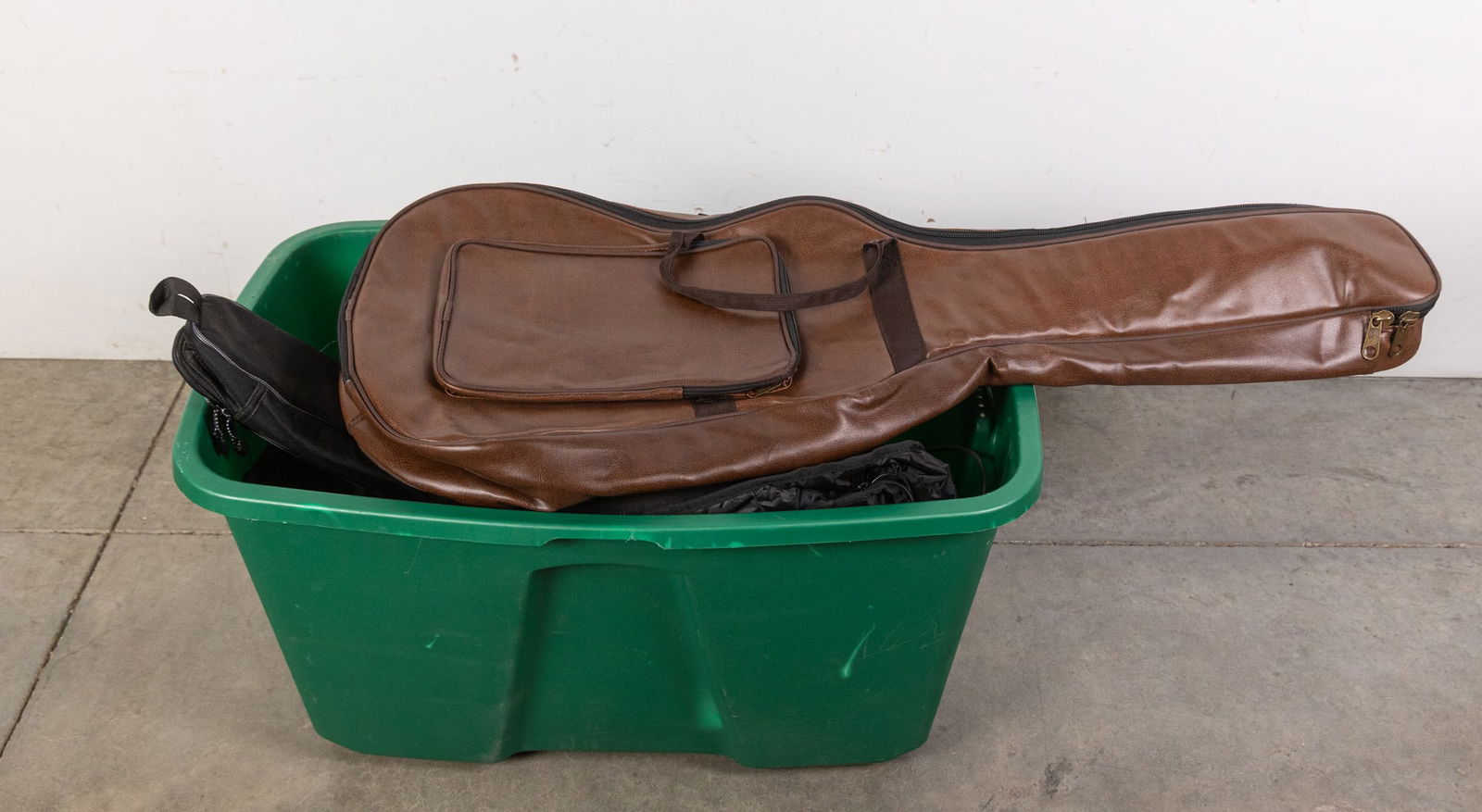 Lot of Soft/Gig Guitar Cases (1 of 3)