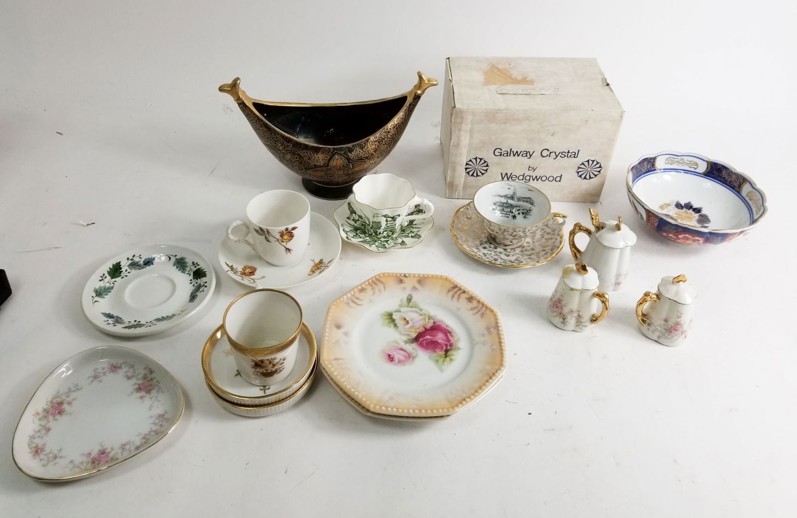 Lot of Vintage Porcelain Decor Featuring Wedgwood: Lot of Vintage Porcelain Decor Featuring WedgwoodSize7" x 12" x 12"LiteratureBrooks Auction – Online Auction Terms & Conditions