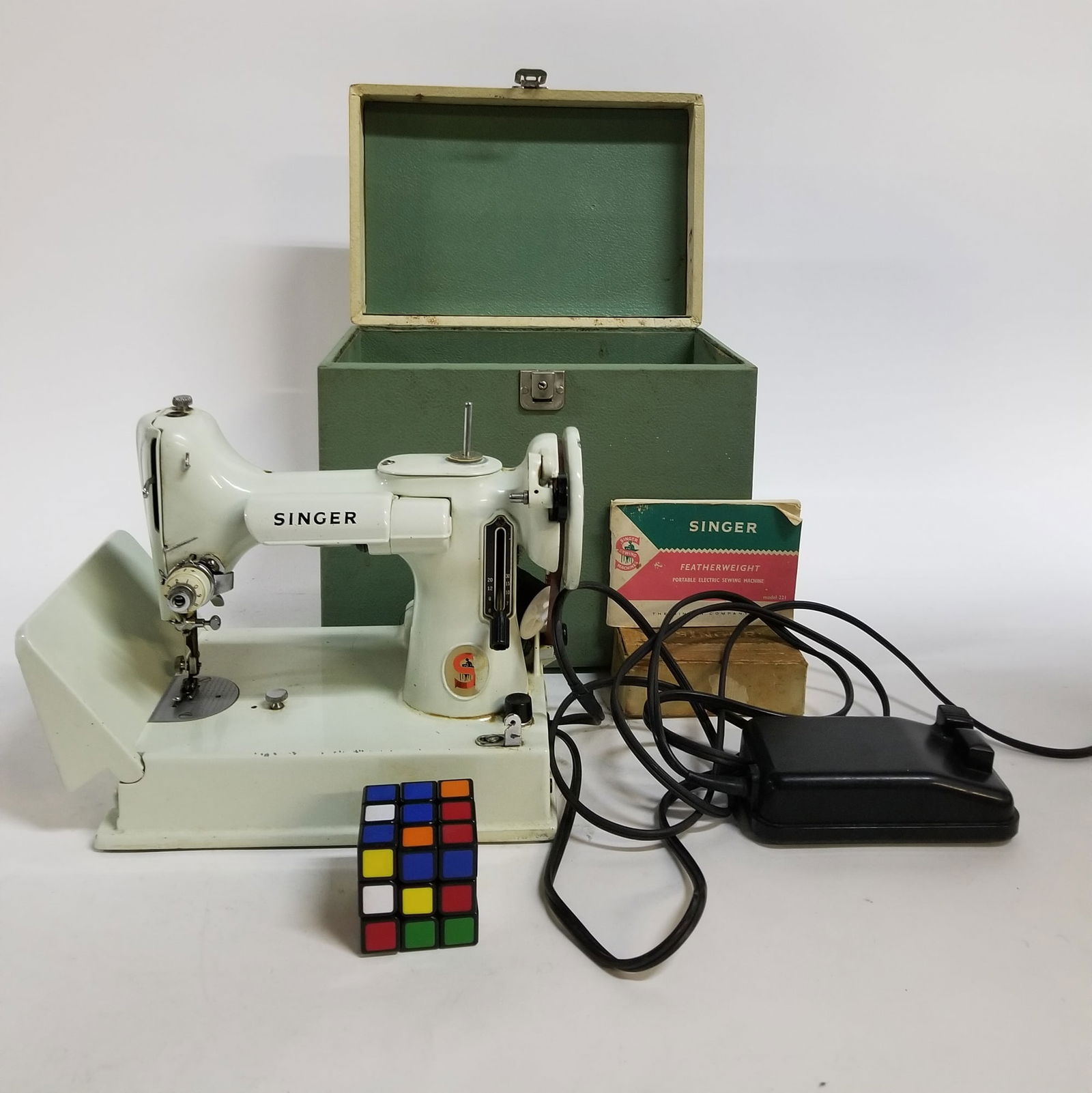 White Singer Featherweight 221 Sewing Machine - 2