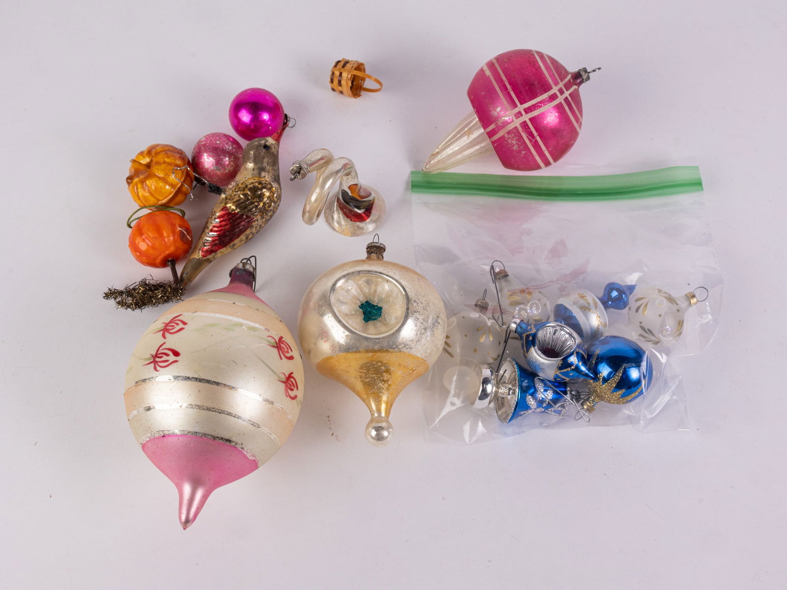 Vintage and Antique Christmas Ornaments Featuring Mercury Glass: Vintage and Antique Christmas Ornaments Featuring Mercury GlassLiteratureBrooks Auction – Online Auction Terms & Conditions Contact: (856) 694-2960 | info@brooks.auction READ BEFORE YOU BID: We