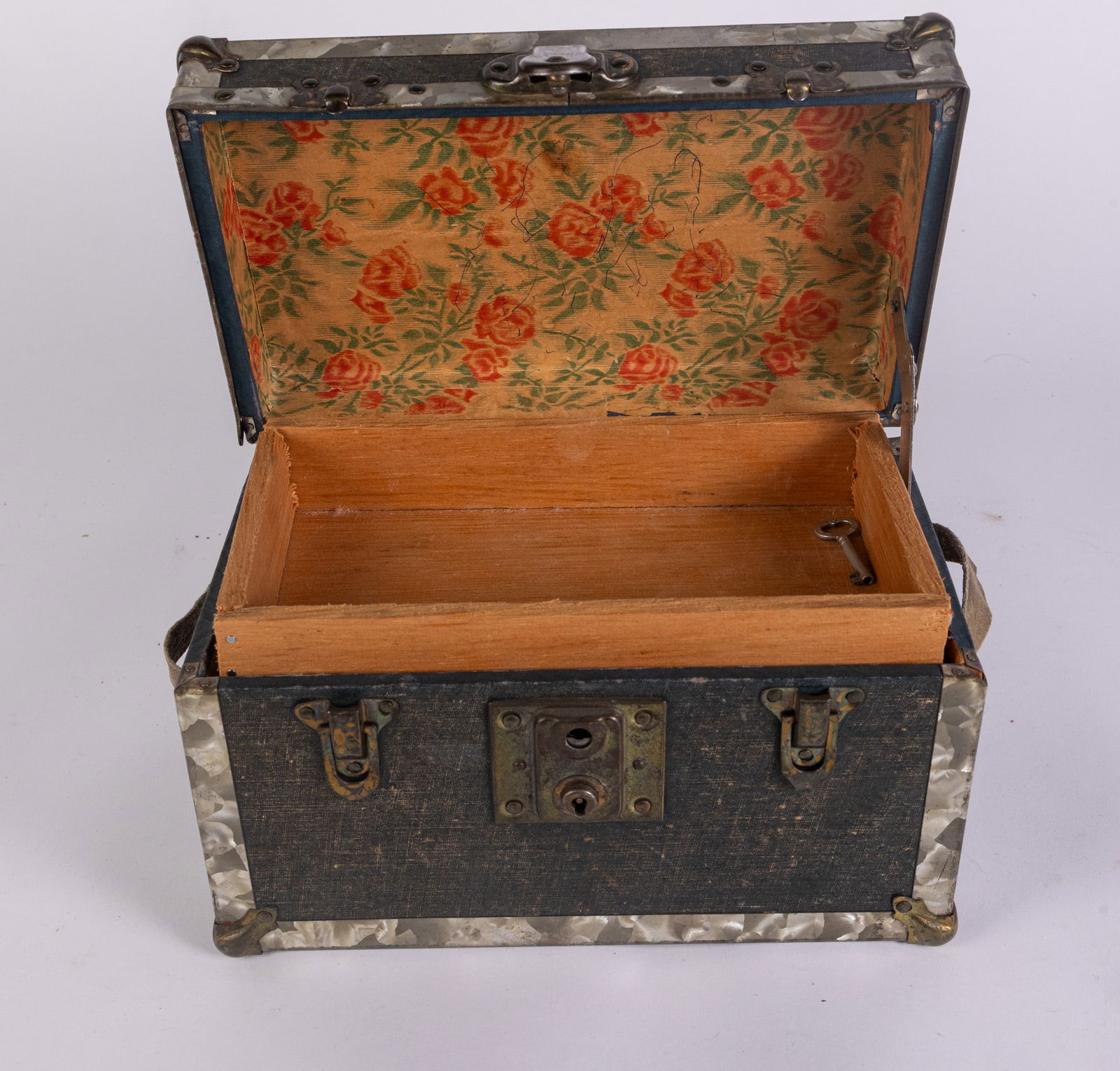 Vintage Doll Sized Steamer Trunk - 3