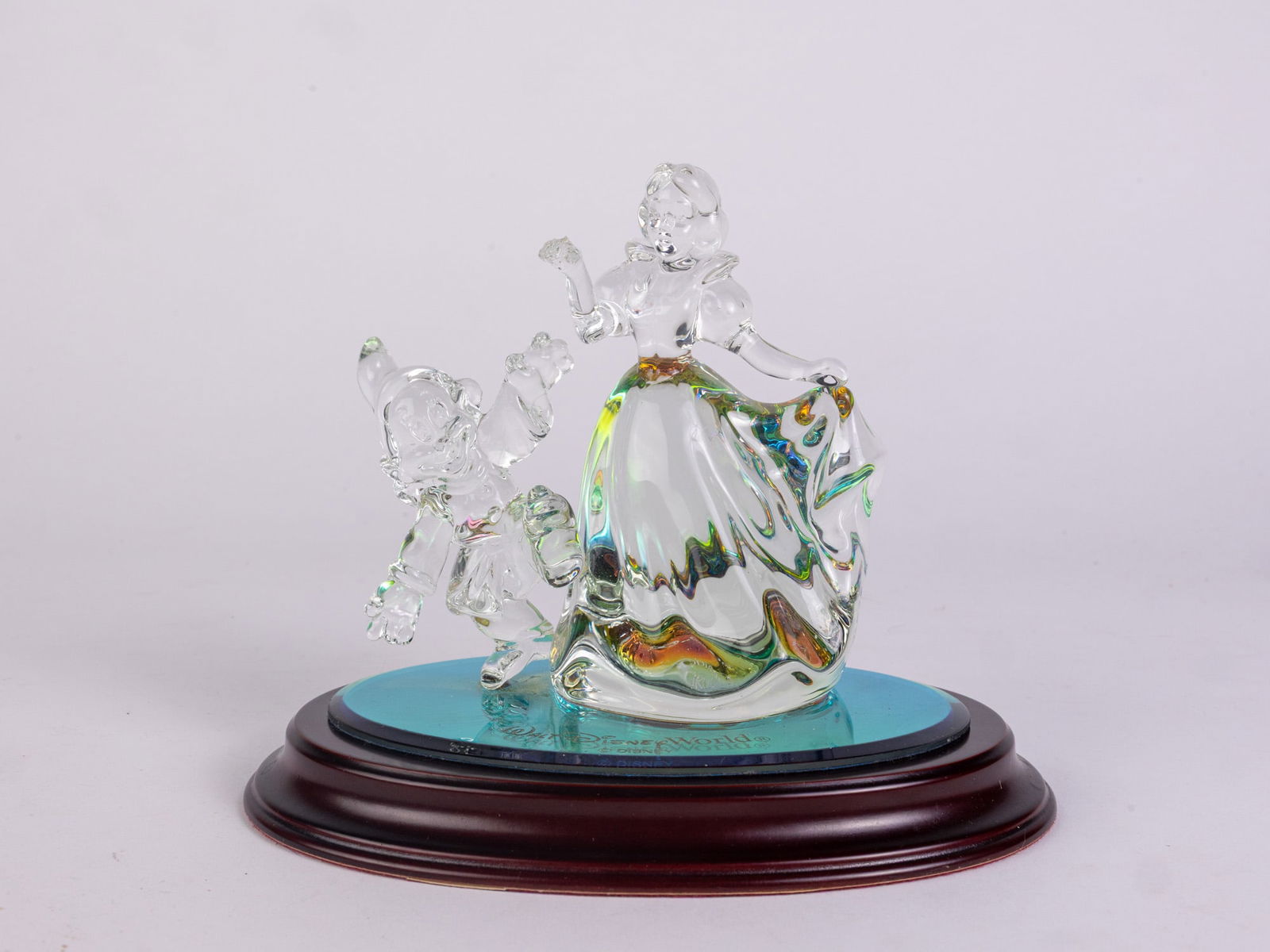 Arribas Walt Disney's Snow White Figurine: Arribas Walt Disney's Snow White Figurine, missing bird on Snow White's hand Size 5" H Literature Brooks Auction – Online Auction Terms & Conditions Contact: (856) 694-2960 | info@brooks.auctio