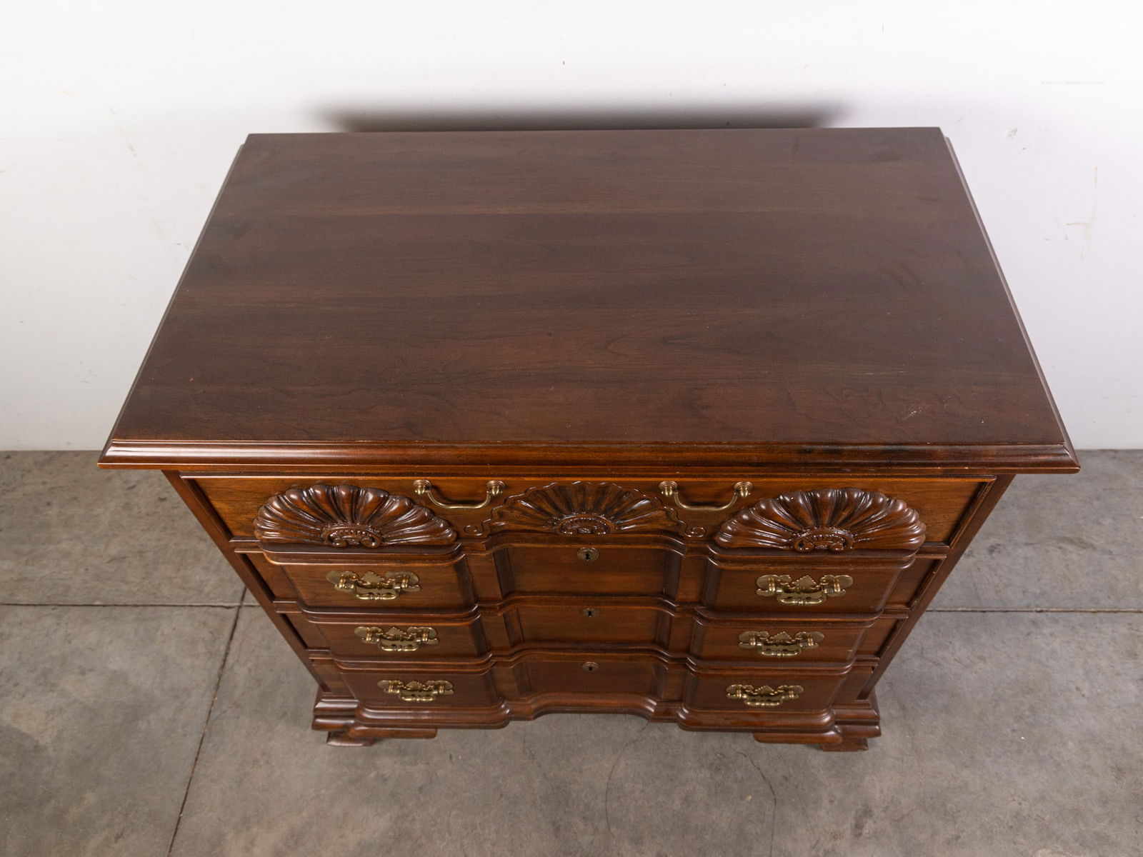 Block Front Carved Scallops Georgian Bachelors Chest - 2