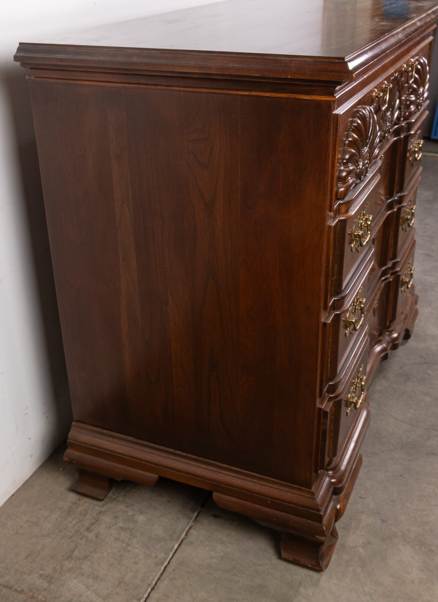 Block Front Carved Scallops Georgian Bachelors Chest - 3