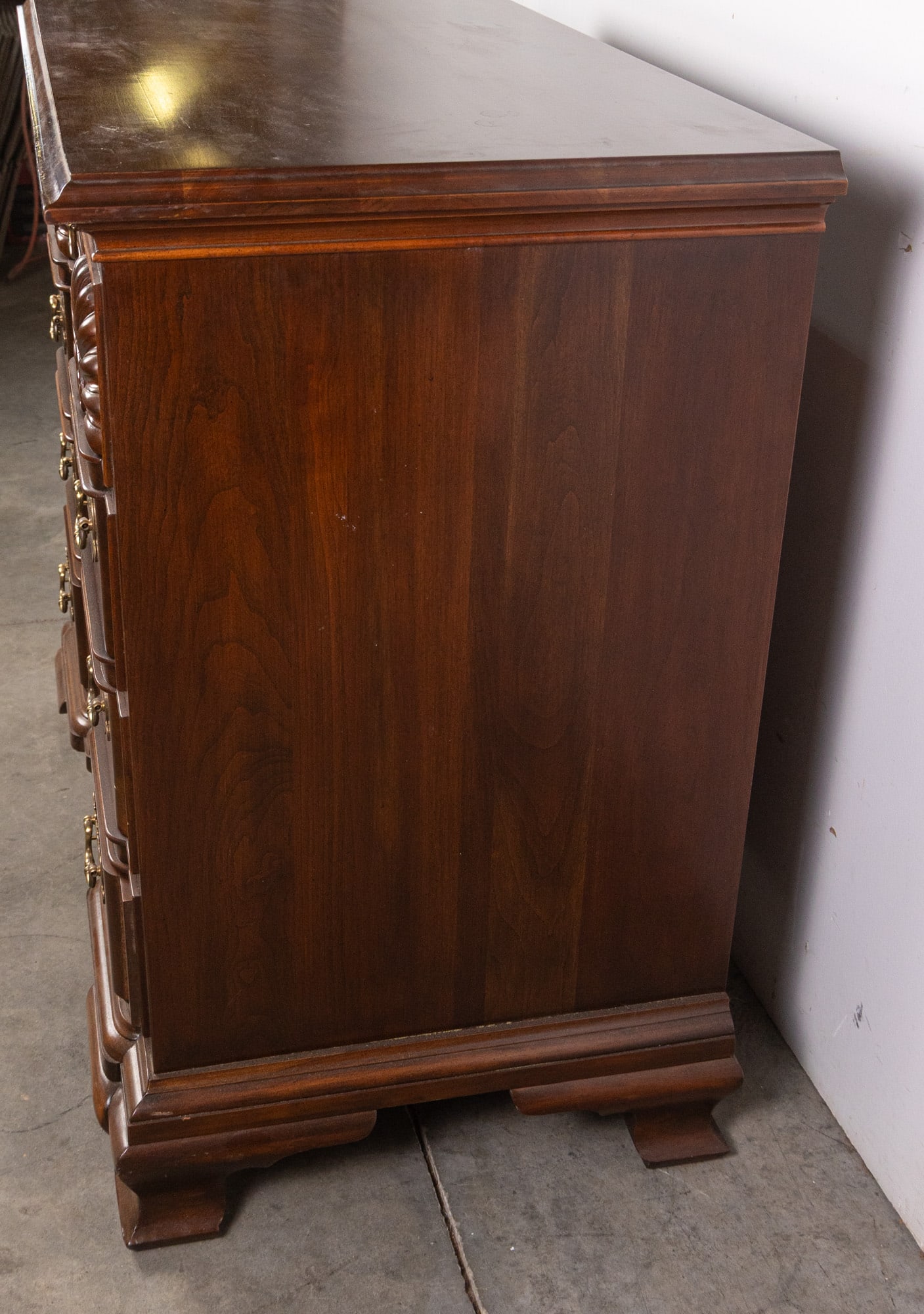 Block Front Carved Scallops Georgian Bachelors Chest - 4