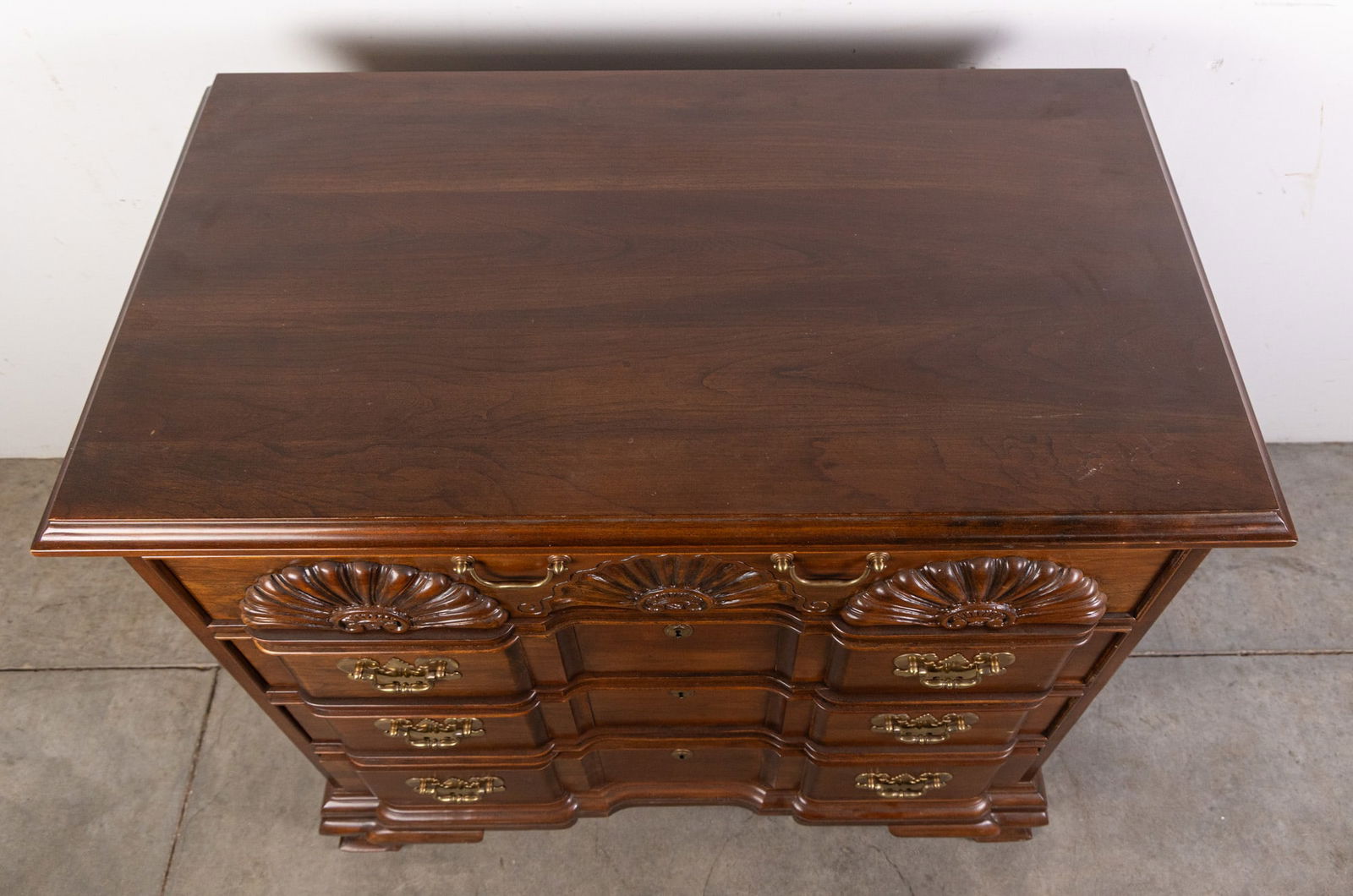 Block Front Carved Scallops Georgian Bachelors Chest - 5