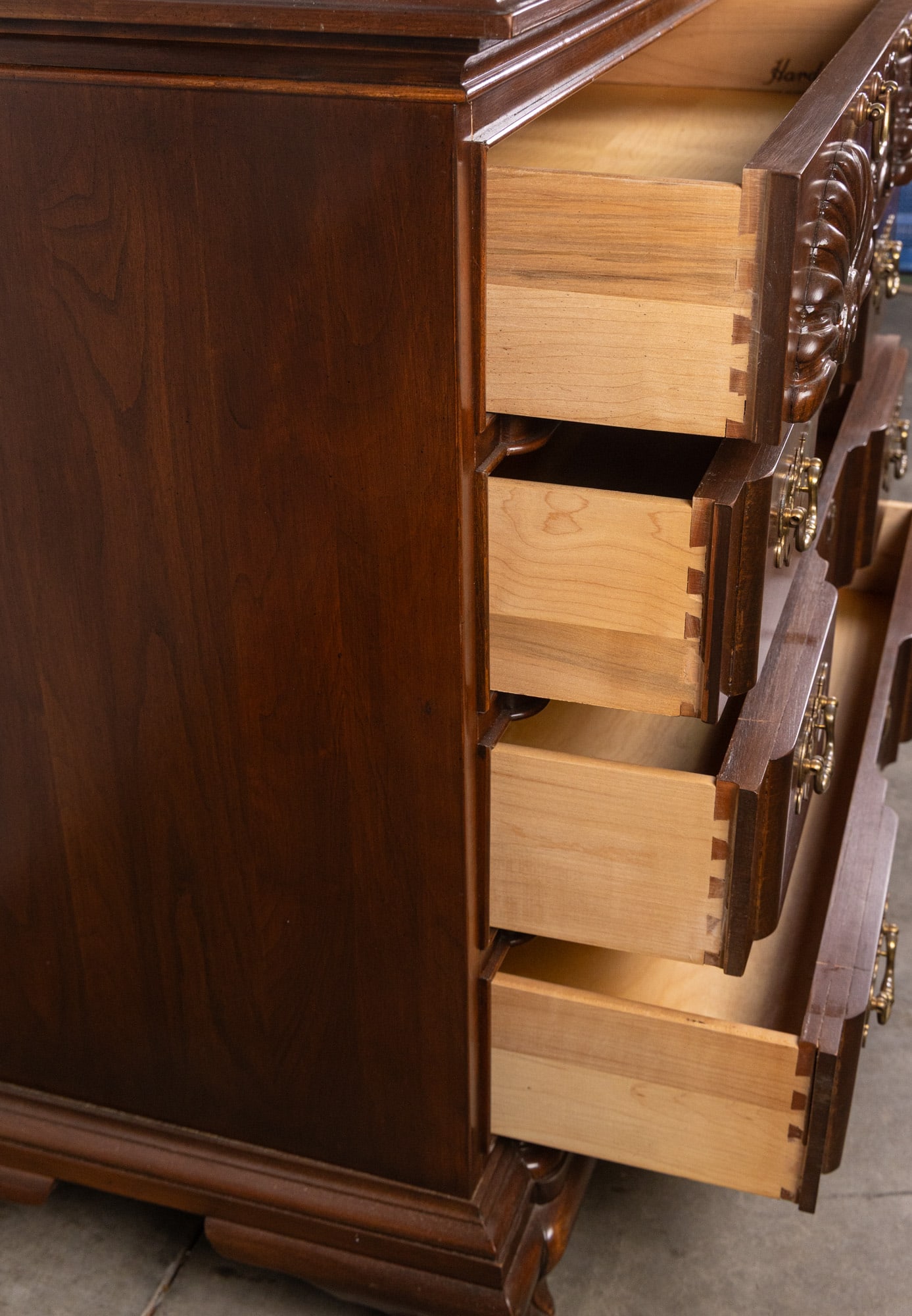 Block Front Carved Scallops Georgian Bachelors Chest - 7