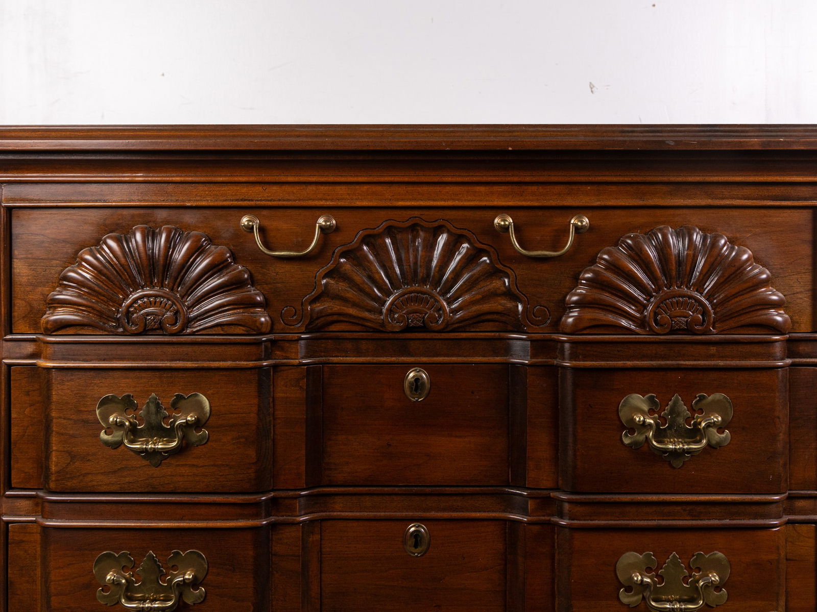 Block Front Carved Scallops Georgian Bachelors Chest - 8