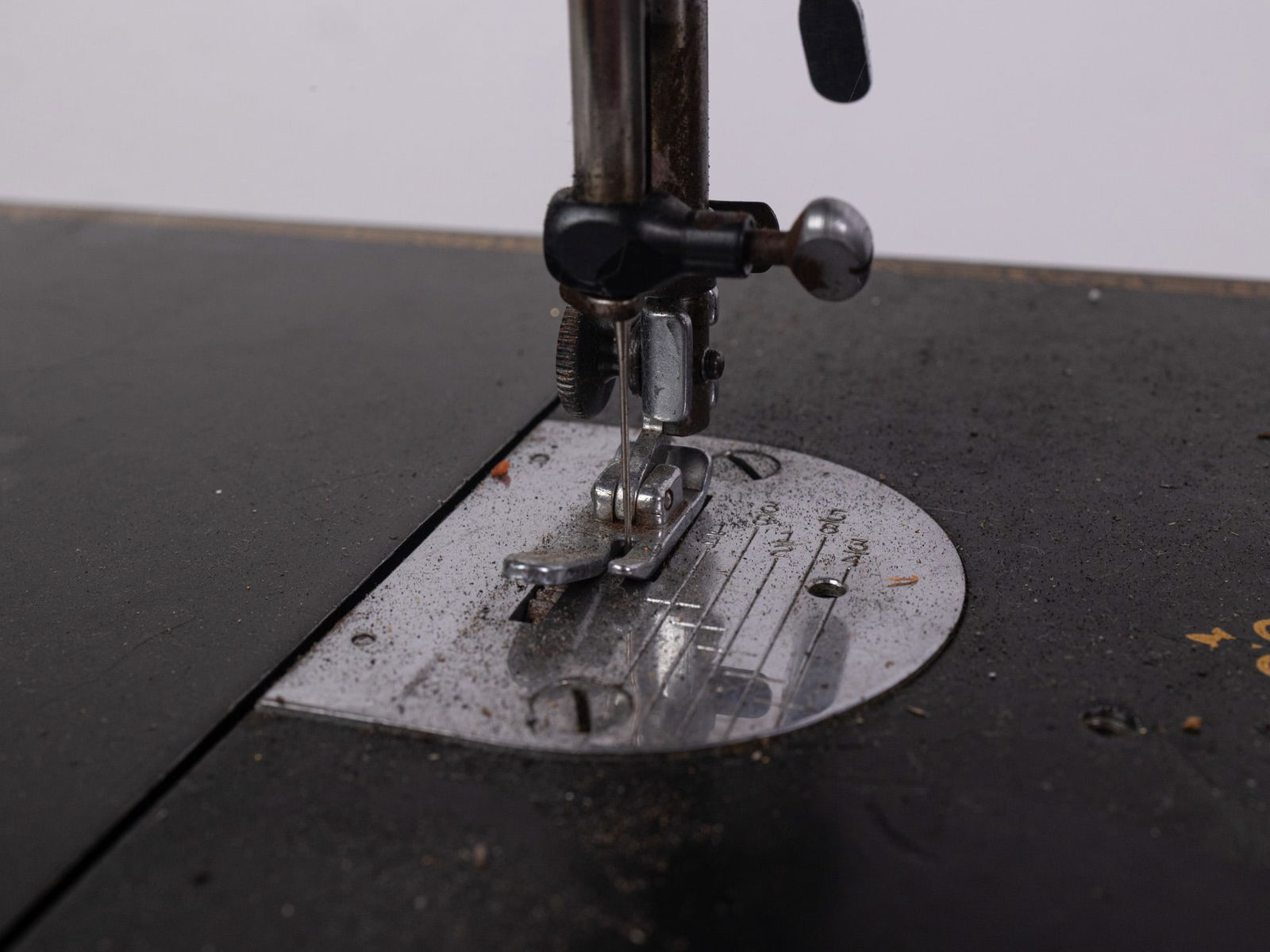 Singer 221 Black Featherweight Sewing Machine - 3