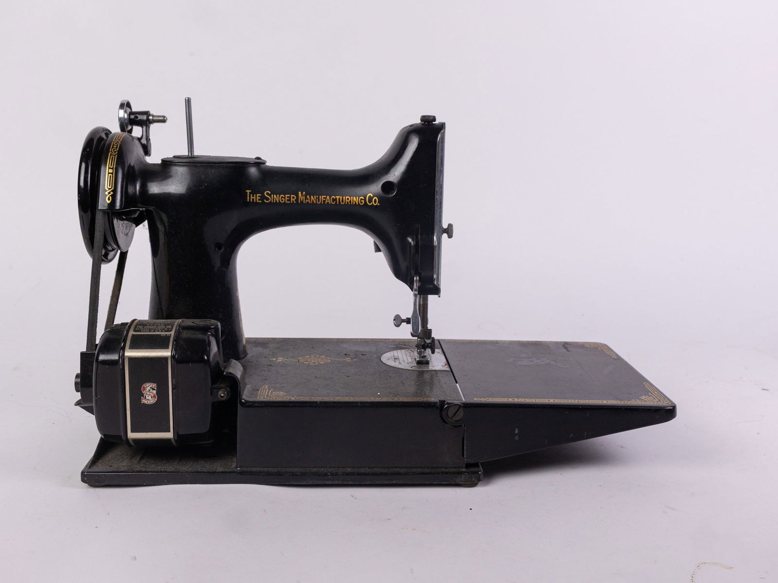Singer 221 Black Featherweight Sewing Machine - 4