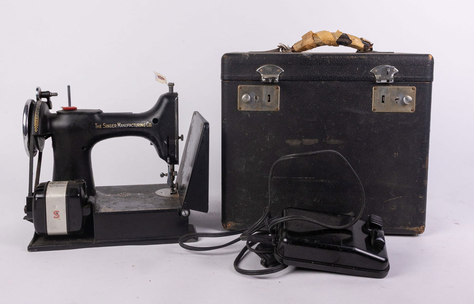 Singer 221-1 Black Featherweight Sewing Machine w/ Original Case & Manual (1 of 8)