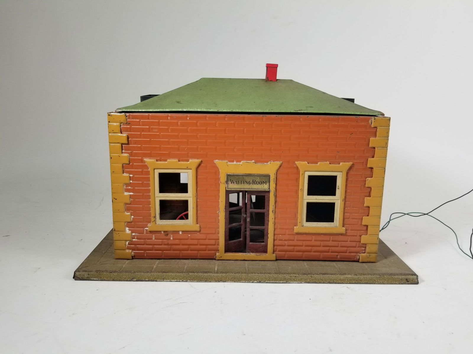 Lionel No. 2 "Waiting Room" Vintage Station (1 of 3)