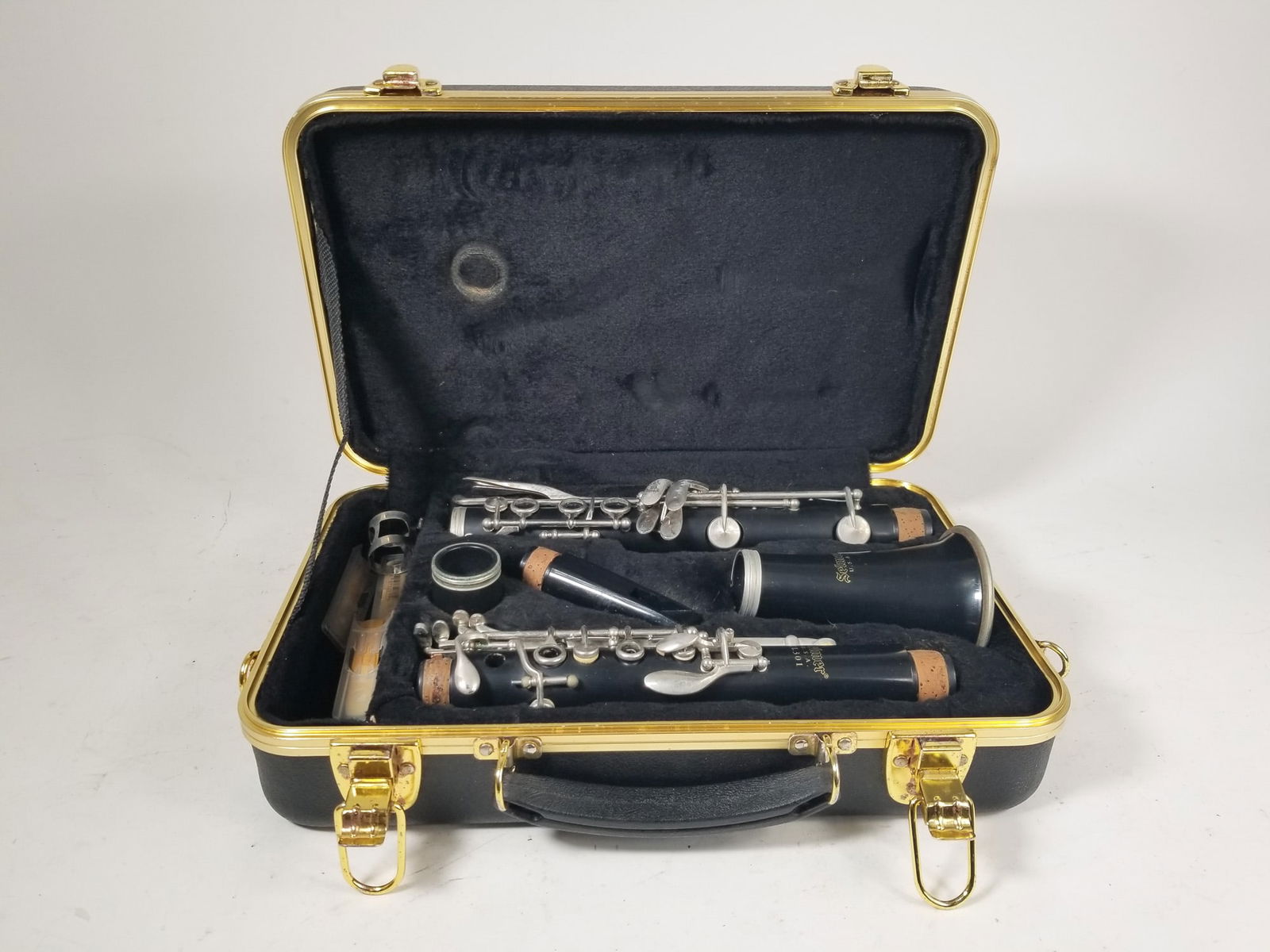 Selmer Concert Clarinet in Case (1 of 3)