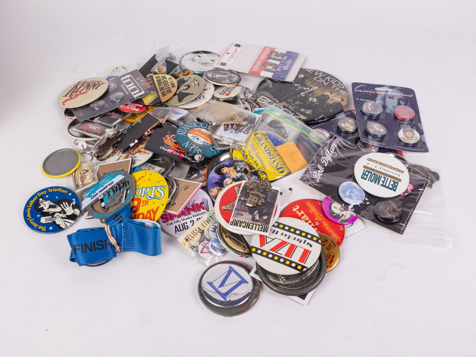 Vintage Pop Culture Pins and Buttons: Vintage Pop Culture Pins and ButtonsSize7" x 12" x 12"LiteratureBrooks Auction – Online Auction Terms & Conditions Contact: (856) 694-2960 | info@brooks.auction READ BEFORE YOU BID: We want you