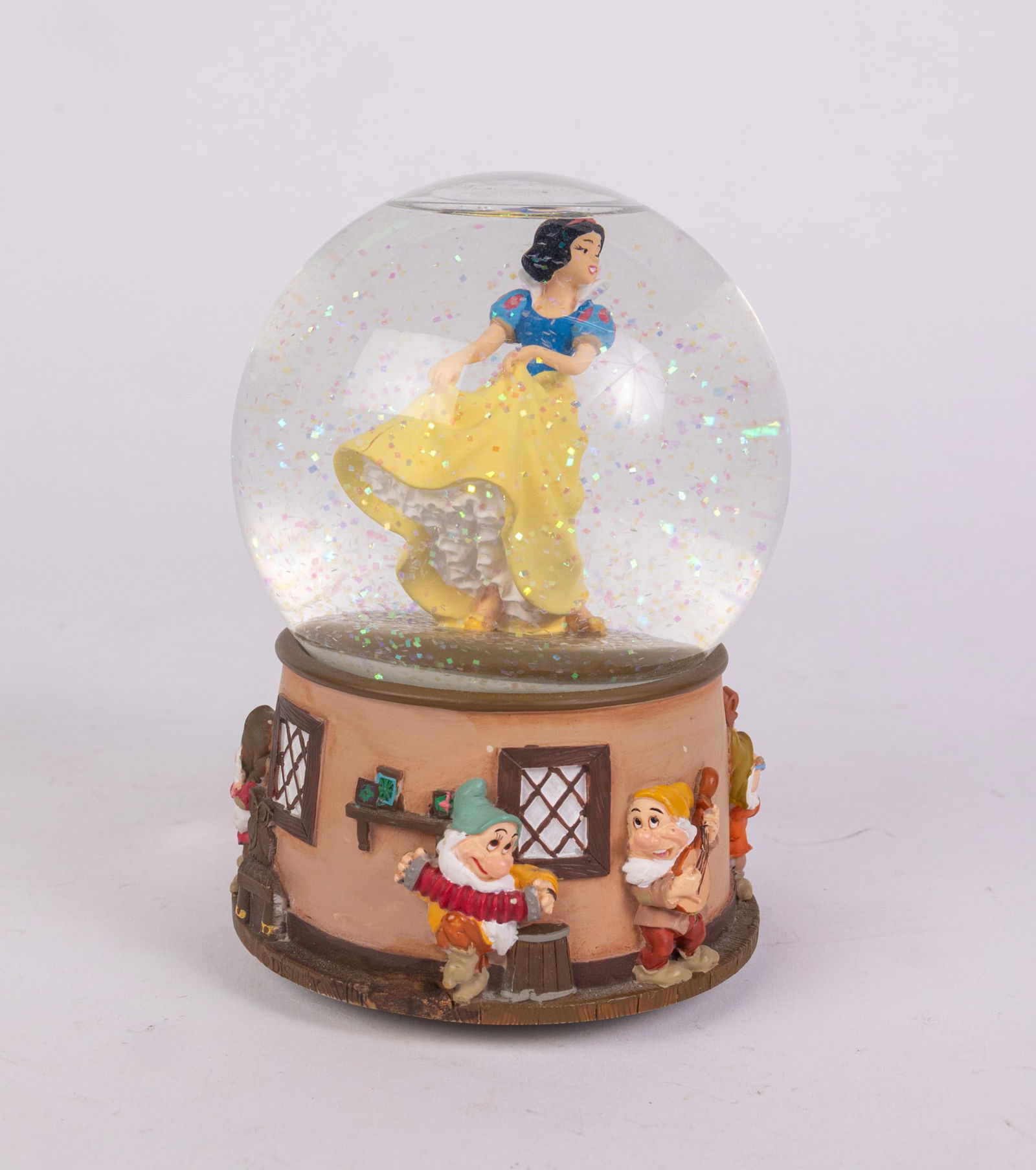 Vintage Disney Enesco "Snow White" Snow Globe: Vintage Disney Enesco "Snow White" Snow GlobeSize7" x 12"x 12"LiteratureBrooks Auction – Online Auction Terms & Conditions Contact: (856) 694-2960 | info@brooks.auction READ BEFORE YOU BID: We