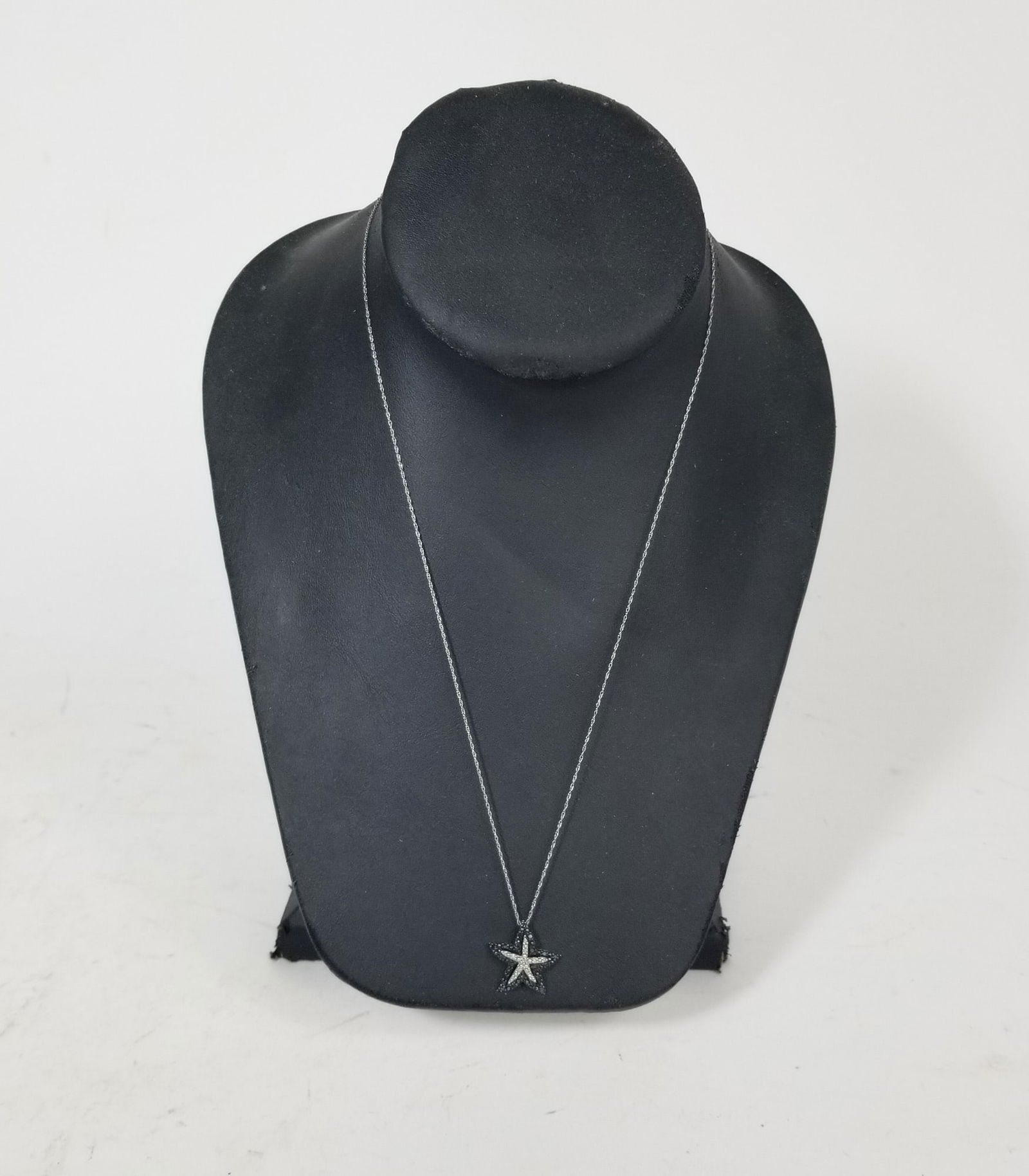 14k White Gold Necklace W/ Starfish Pendant: 14k White Gold Necklace W/ Starfish Pendant