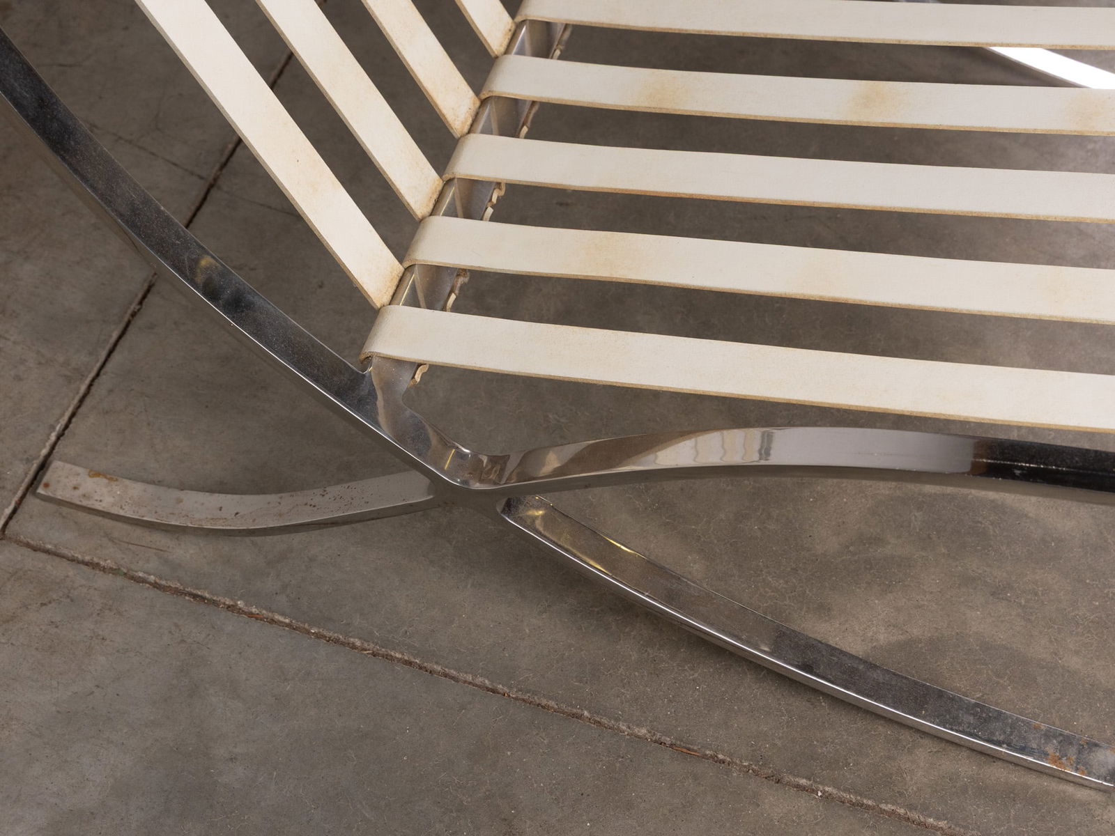 After Ludwig Mies van der Rohe (1886-1969) | Chrome & White Leather "Barcelona" Couch - 10