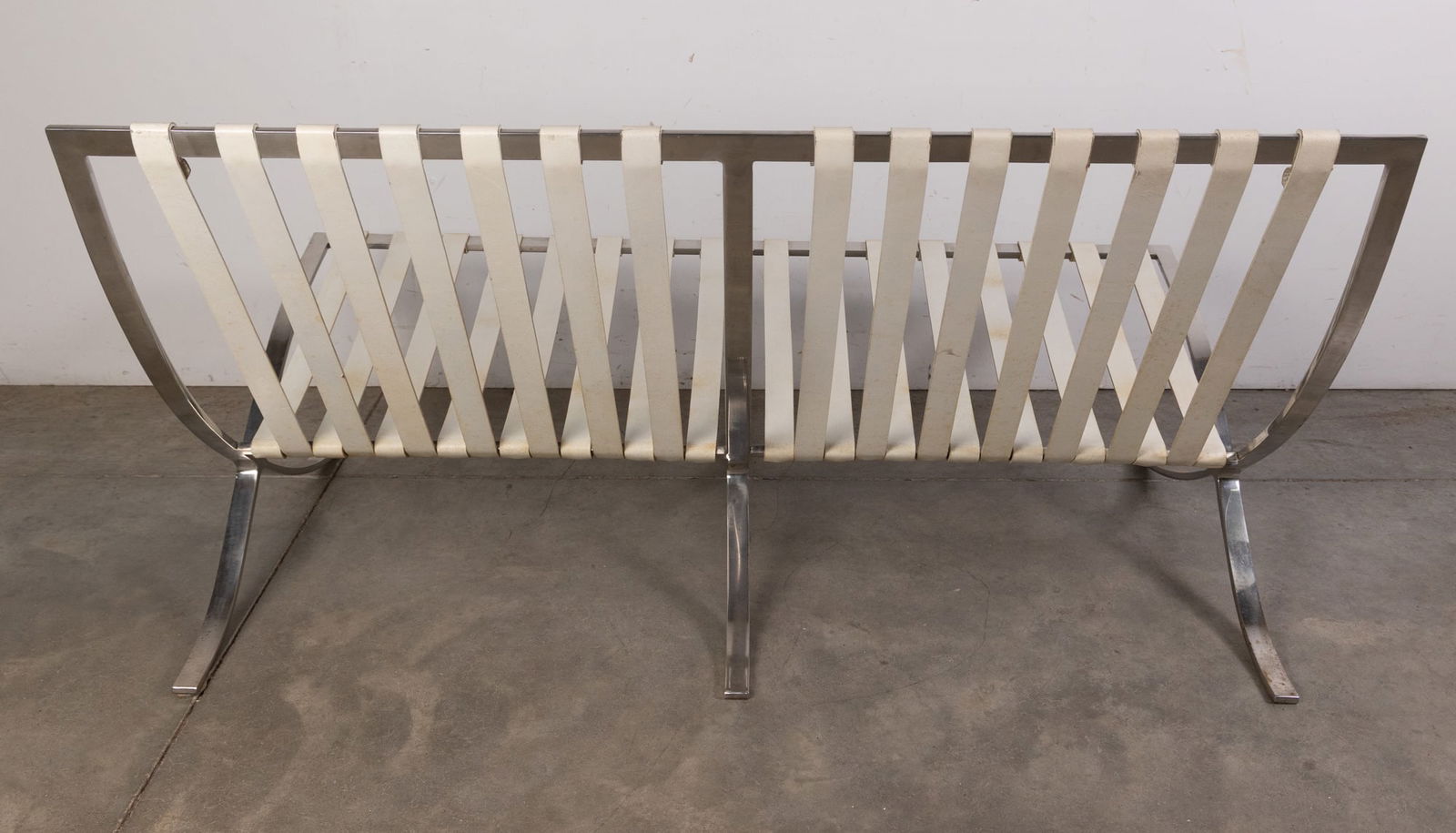 After Ludwig Mies van der Rohe (1886-1969) | Chrome & White Leather "Barcelona" Couch - 11