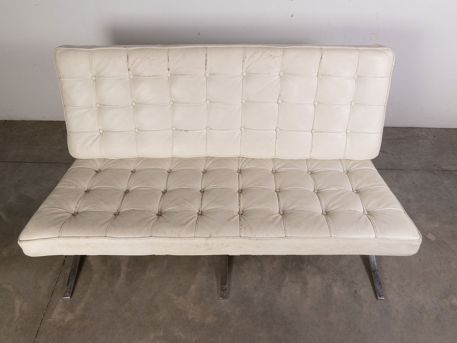 After Ludwig Mies van der Rohe (1886-1969) | Chrome & White Leather "Barcelona" Couch - 2
