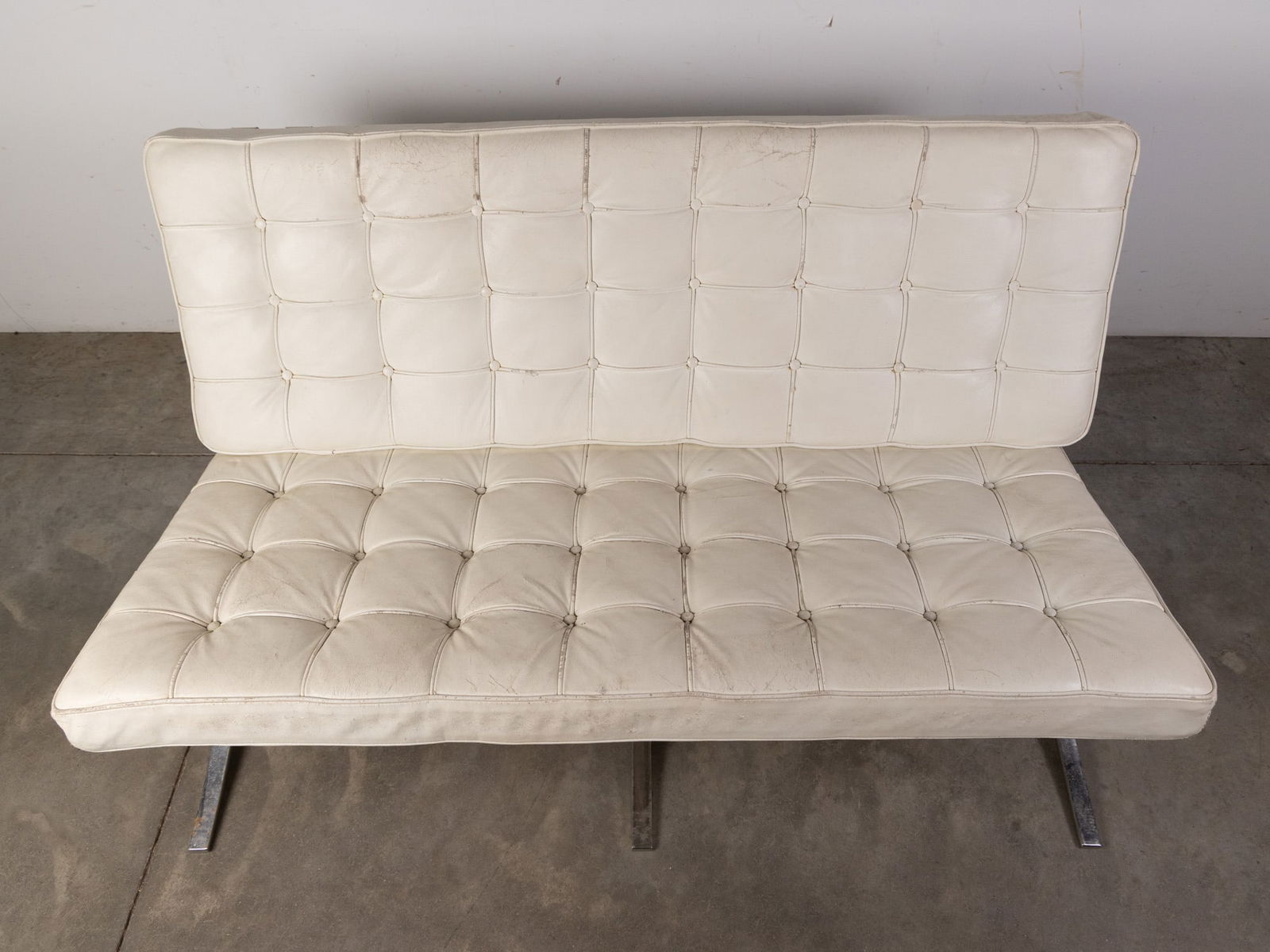 After Ludwig Mies van der Rohe (1886-1969) | Chrome & White Leather "Barcelona" Couch - 3