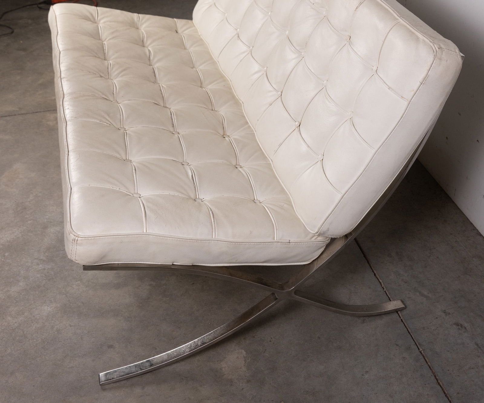 After Ludwig Mies van der Rohe (1886-1969) | Chrome & White Leather "Barcelona" Couch - 4