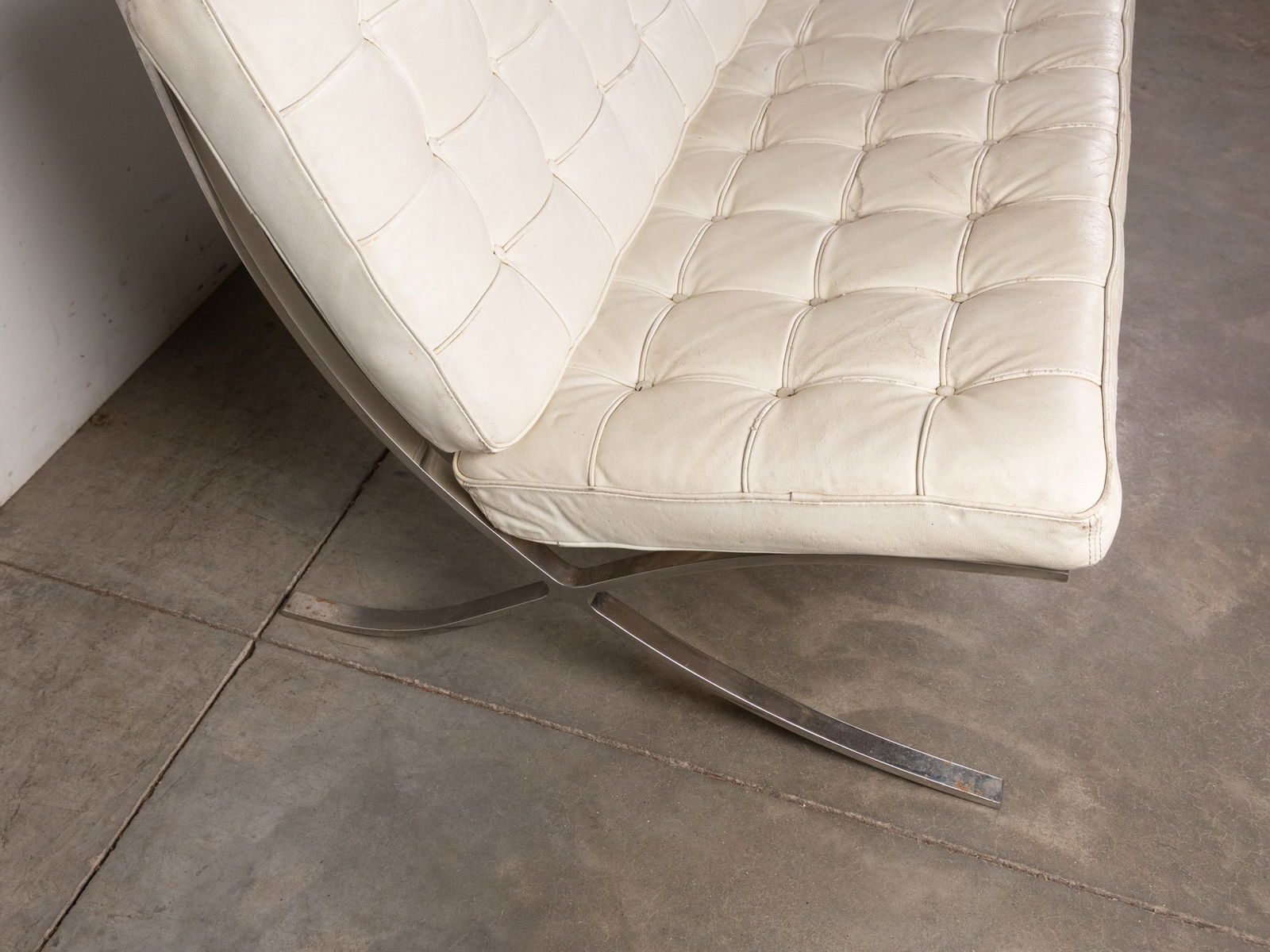 After Ludwig Mies van der Rohe (1886-1969) | Chrome & White Leather "Barcelona" Couch - 5