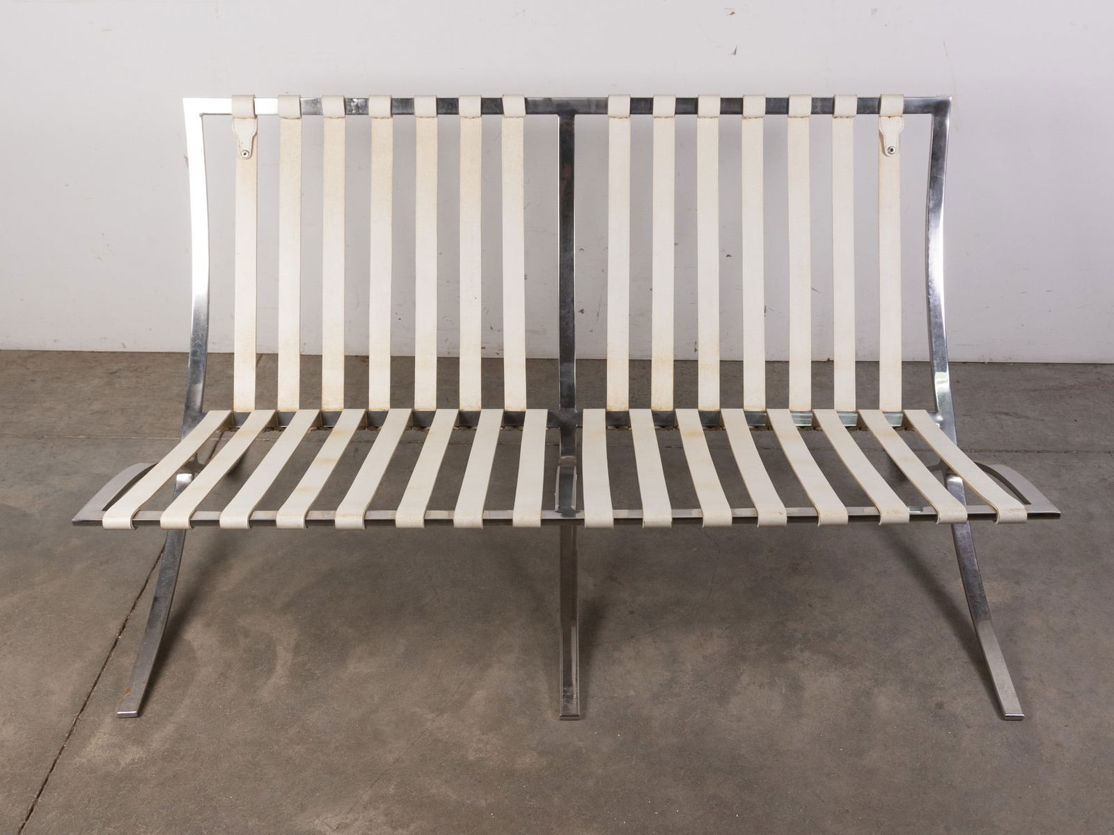 After Ludwig Mies van der Rohe (1886-1969) | Chrome & White Leather "Barcelona" Couch - 6