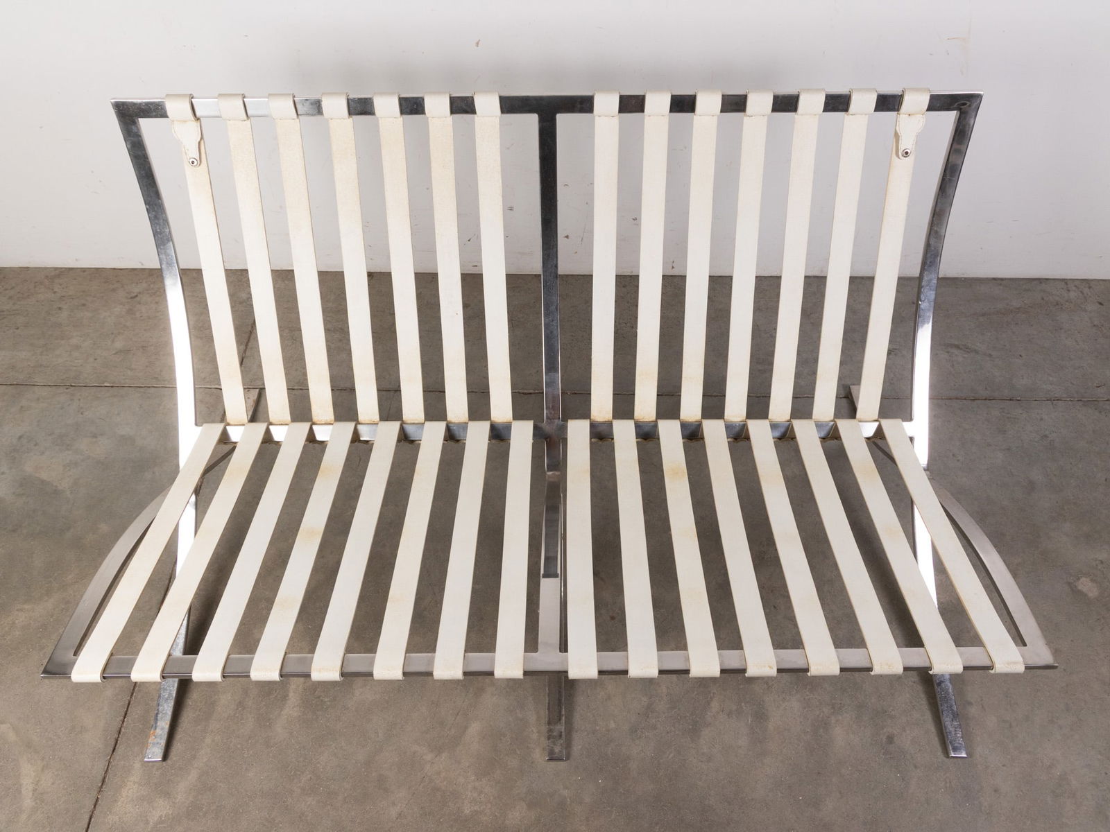 After Ludwig Mies van der Rohe (1886-1969) | Chrome & White Leather "Barcelona" Couch - 7