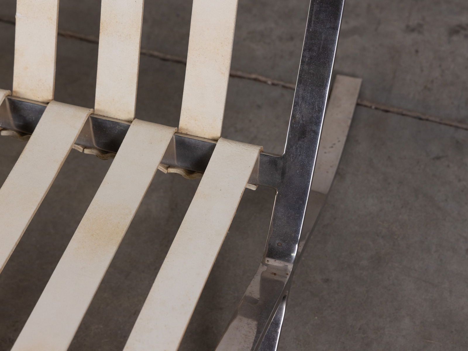 After Ludwig Mies van der Rohe (1886-1969) | Chrome & White Leather "Barcelona" Couch - 9