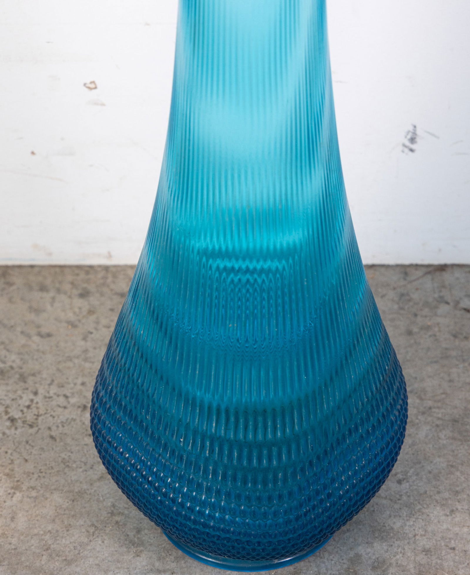 L.E. Smith | Sizeable Mid Century "Nubby Butt" Swung Vase - 2