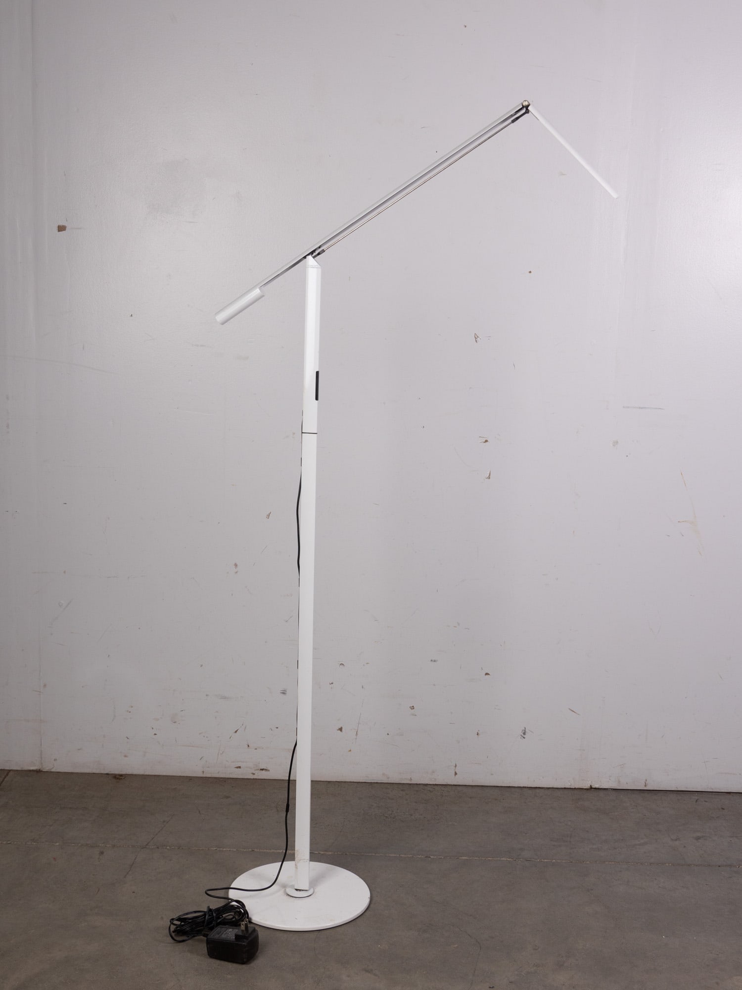 Koncept | Modern Equo Floor Lamp: sleek, contemporary lighting solution featuring clean lines and a minimalist profile. Its adjustable arm and energy-efficient LED light provide versatile illumination for work or ambient settings,