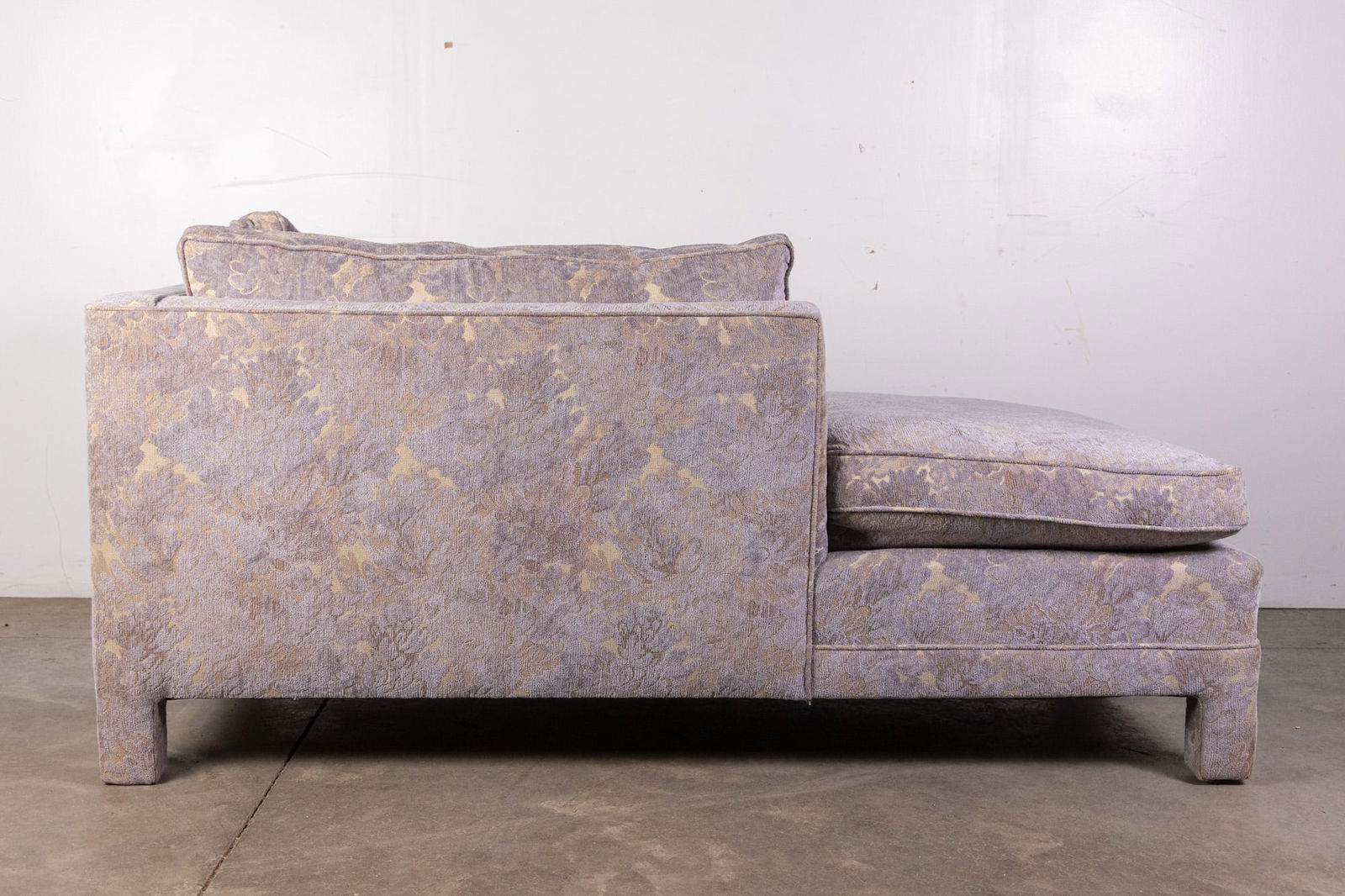 Elegant Lavender Upholstered Chaise Lounge - 10