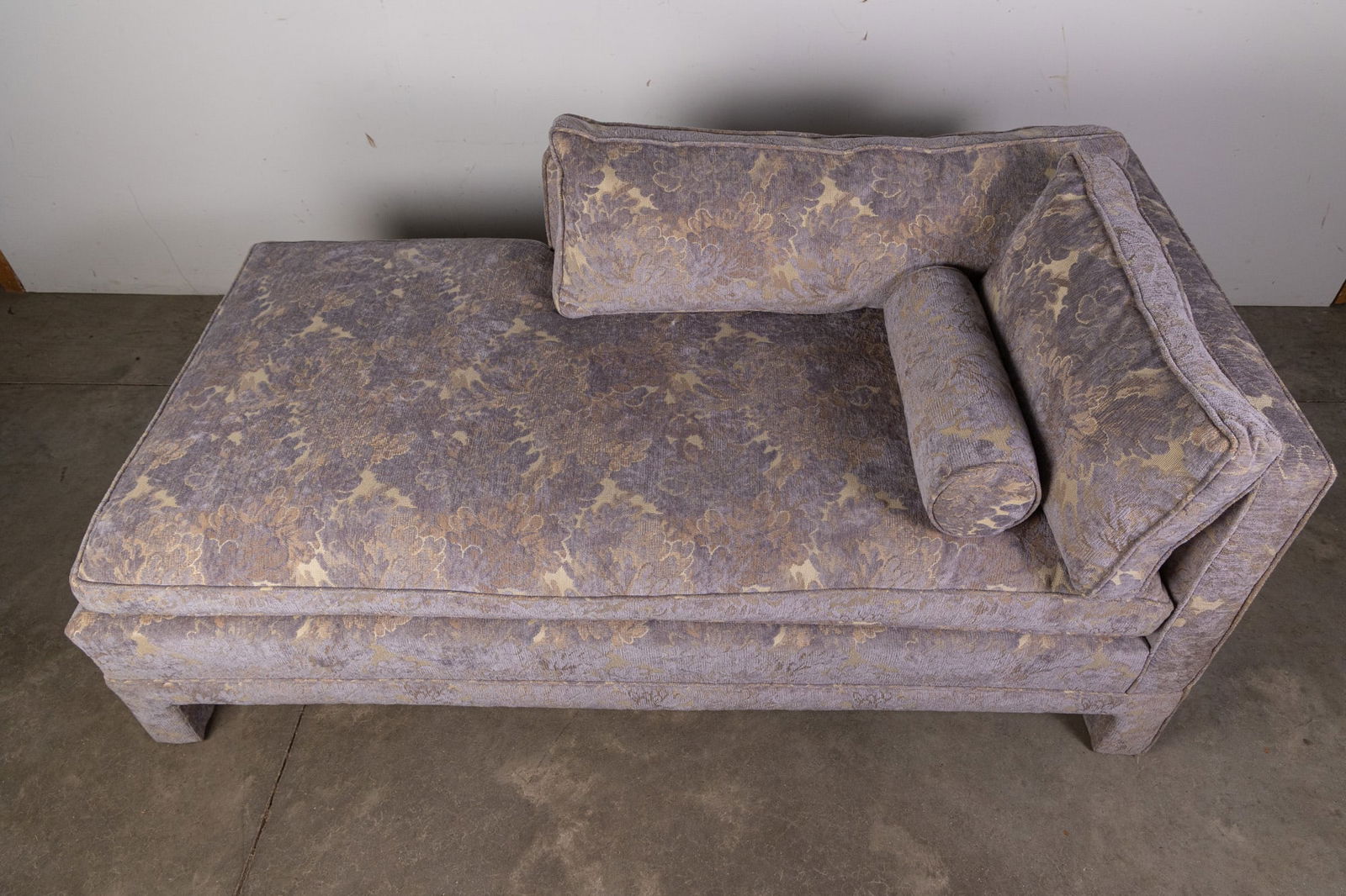 Elegant Lavender Upholstered Chaise Lounge - 2