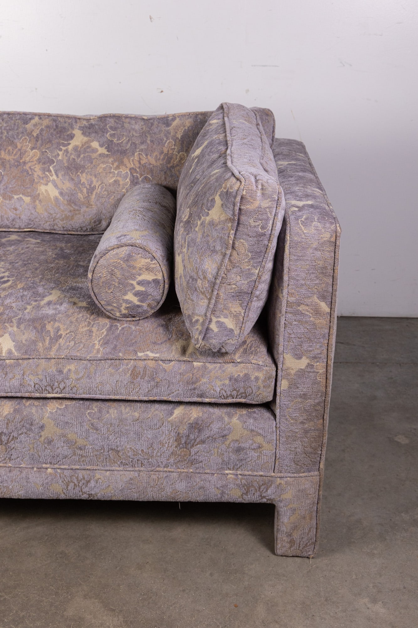 Elegant Lavender Upholstered Chaise Lounge - 3