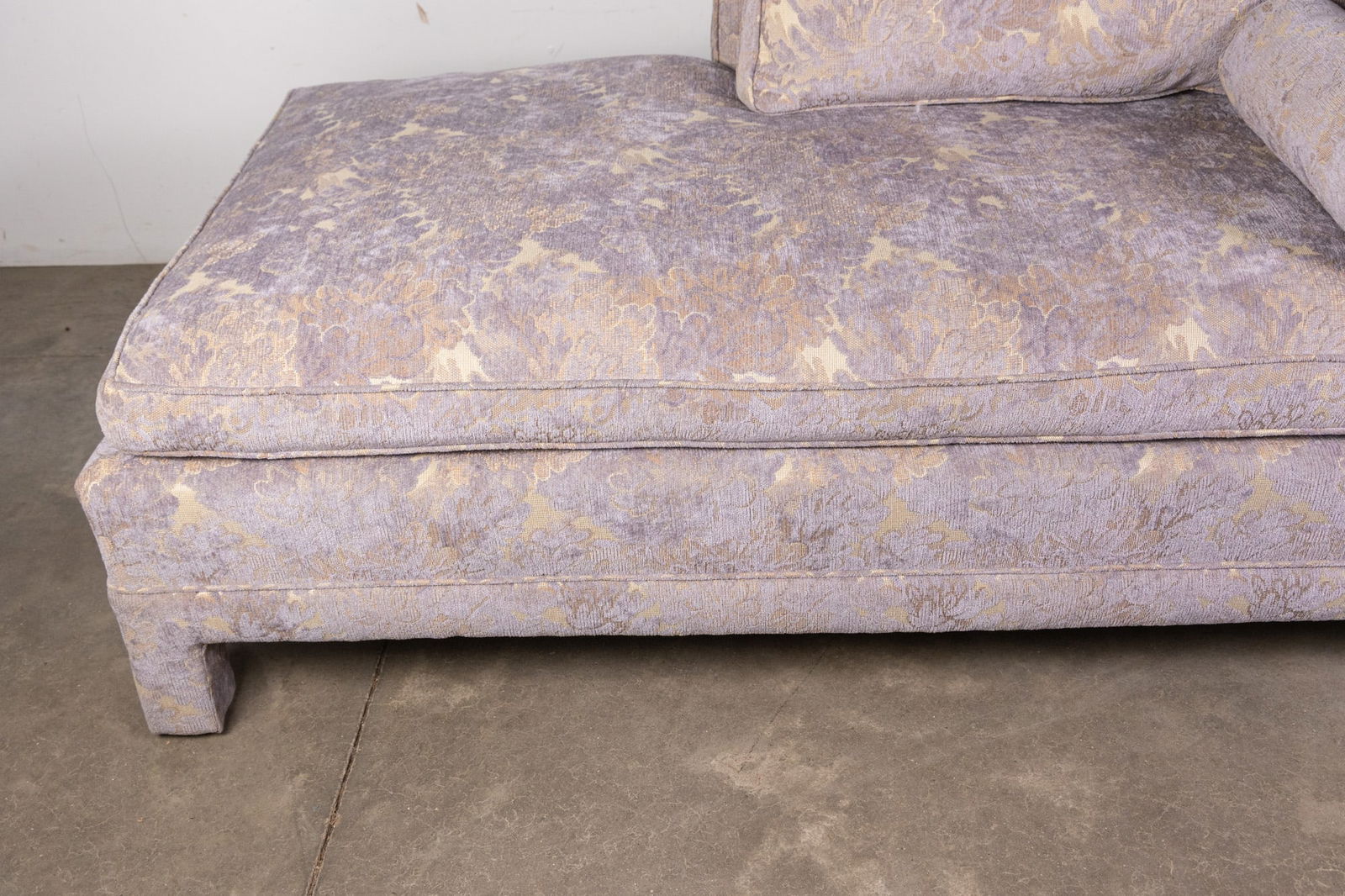 Elegant Lavender Upholstered Chaise Lounge - 4
