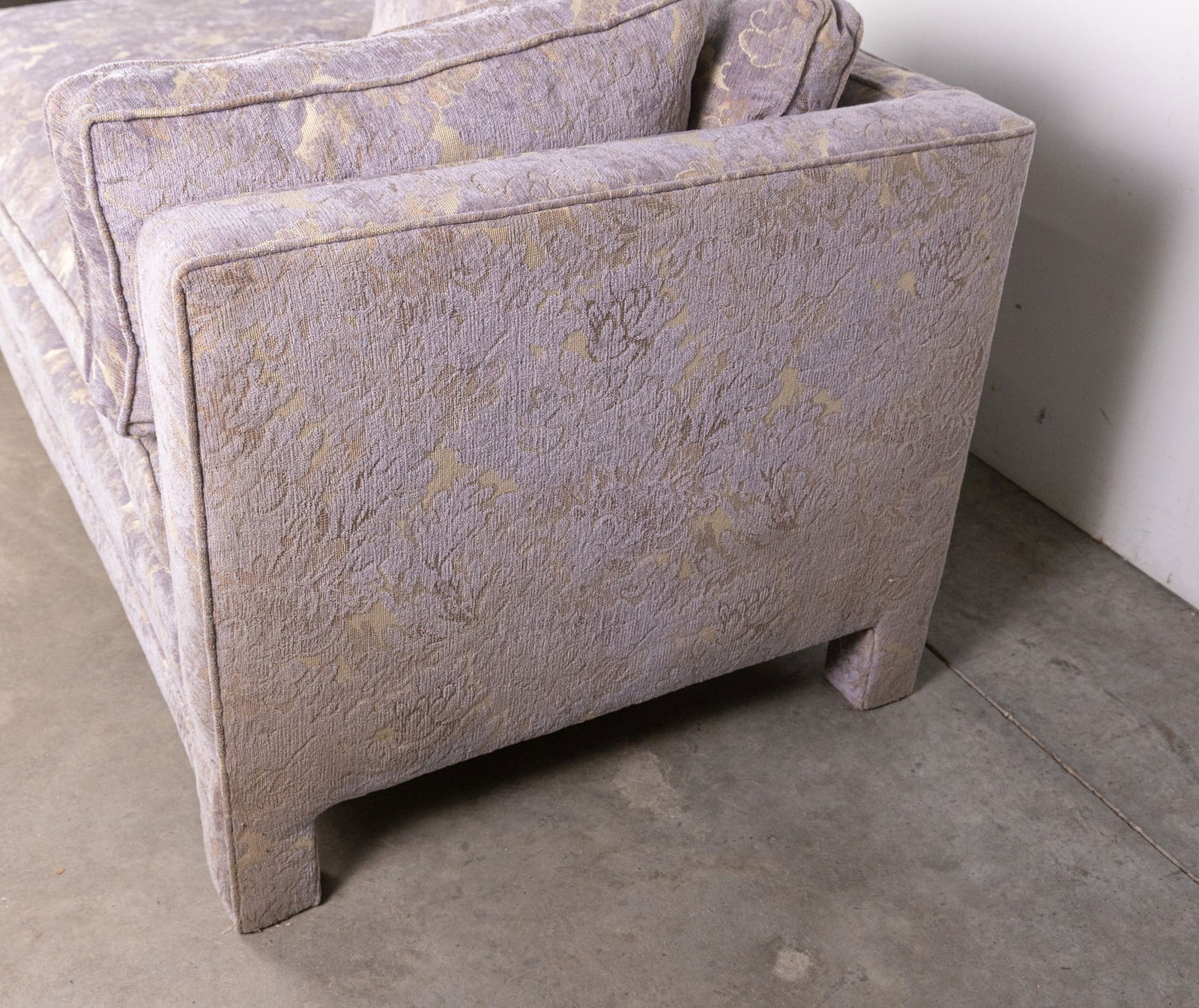 Elegant Lavender Upholstered Chaise Lounge - 5