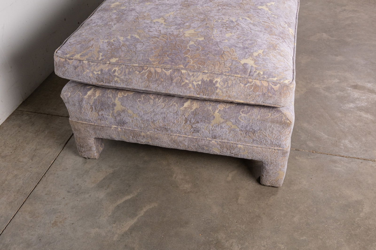 Elegant Lavender Upholstered Chaise Lounge - 6