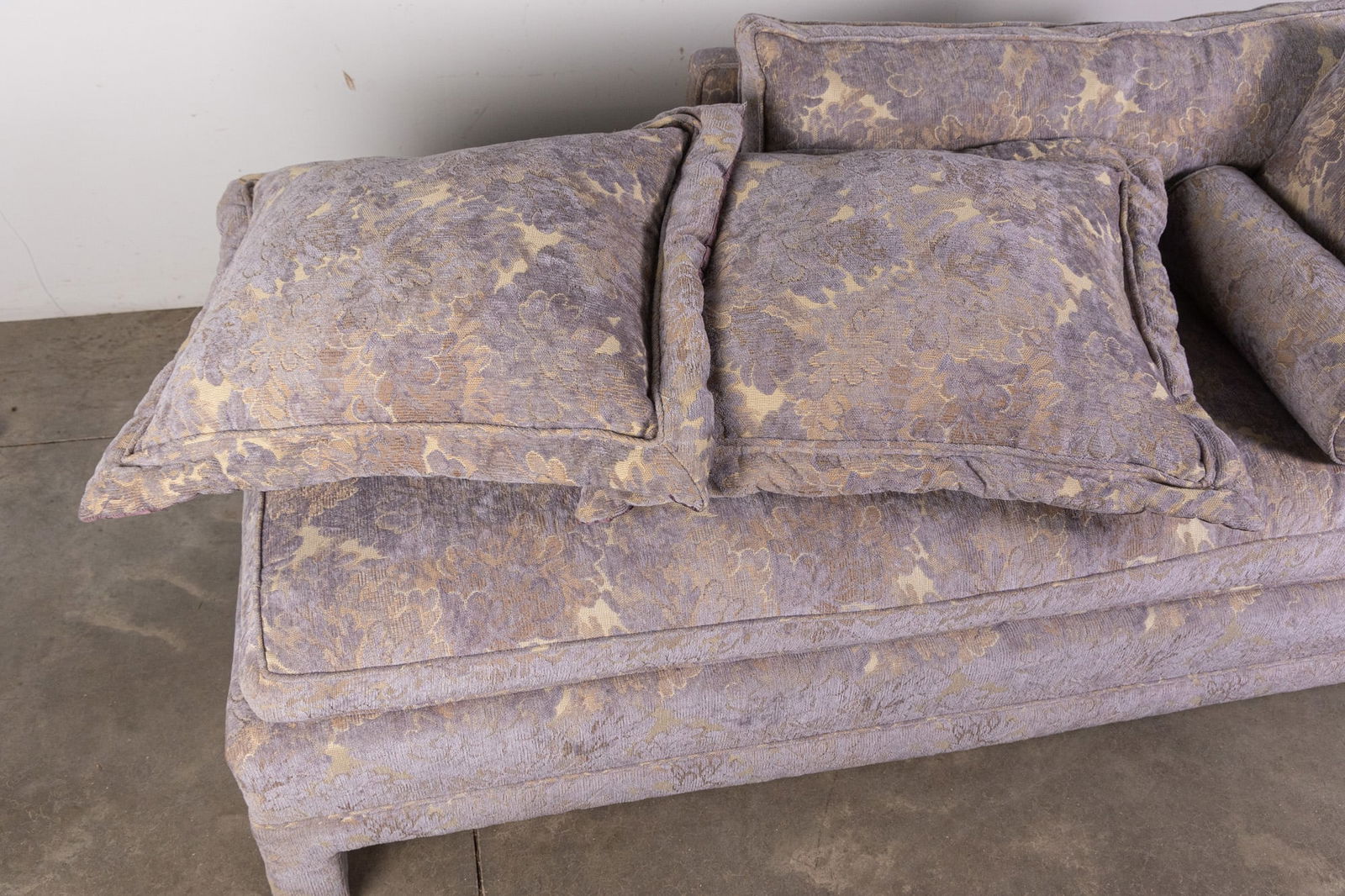 Elegant Lavender Upholstered Chaise Lounge - 7